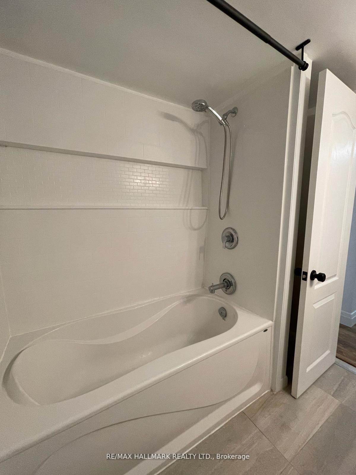 Photo 18 of Unit Bsmt, 256 Stone Road, Aurora, Aurora Grove — HOMEH