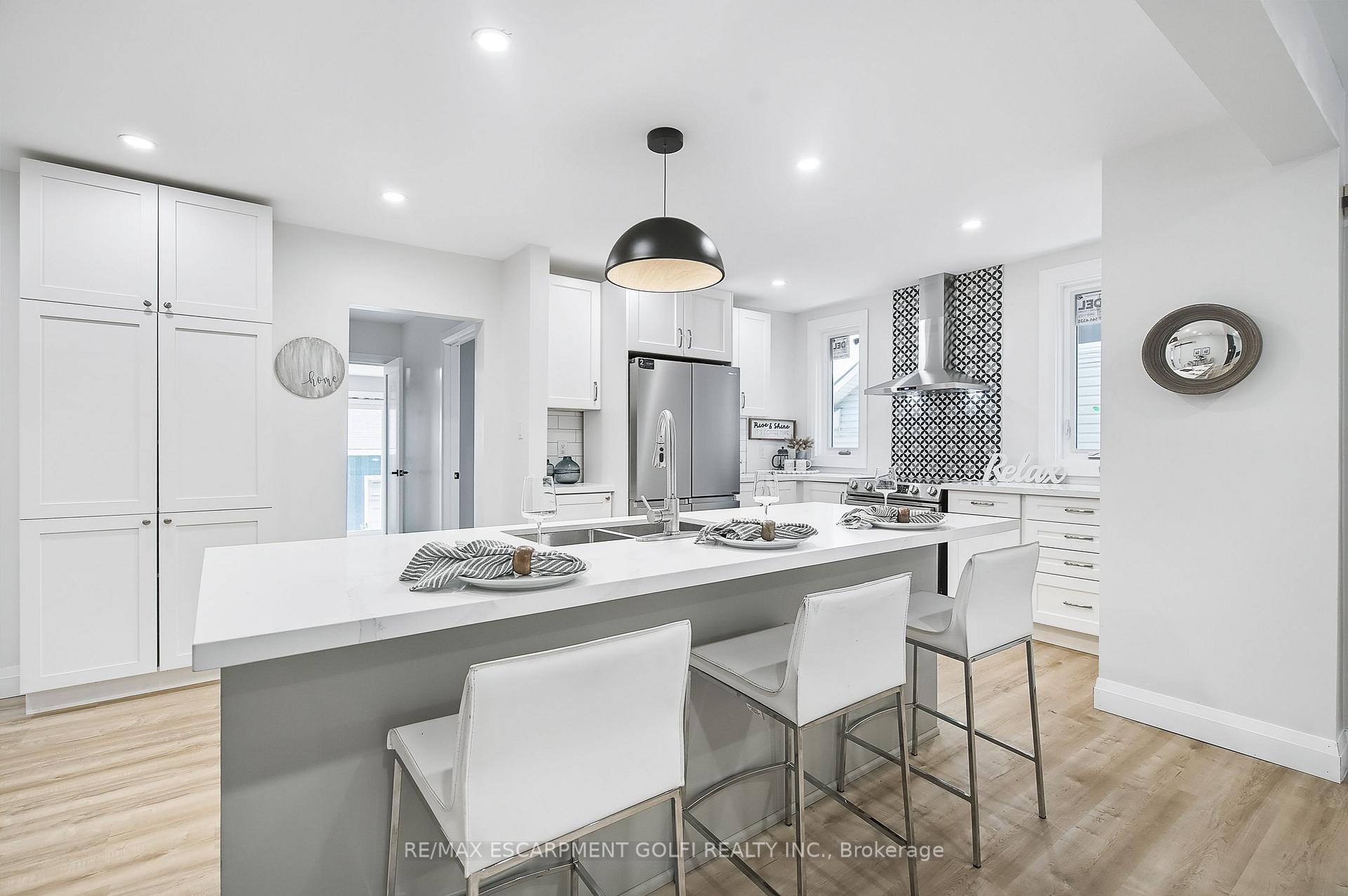 Photo 4 of 10 Comet Avenue, Hamilton, Hamilton Beach — HOMEH