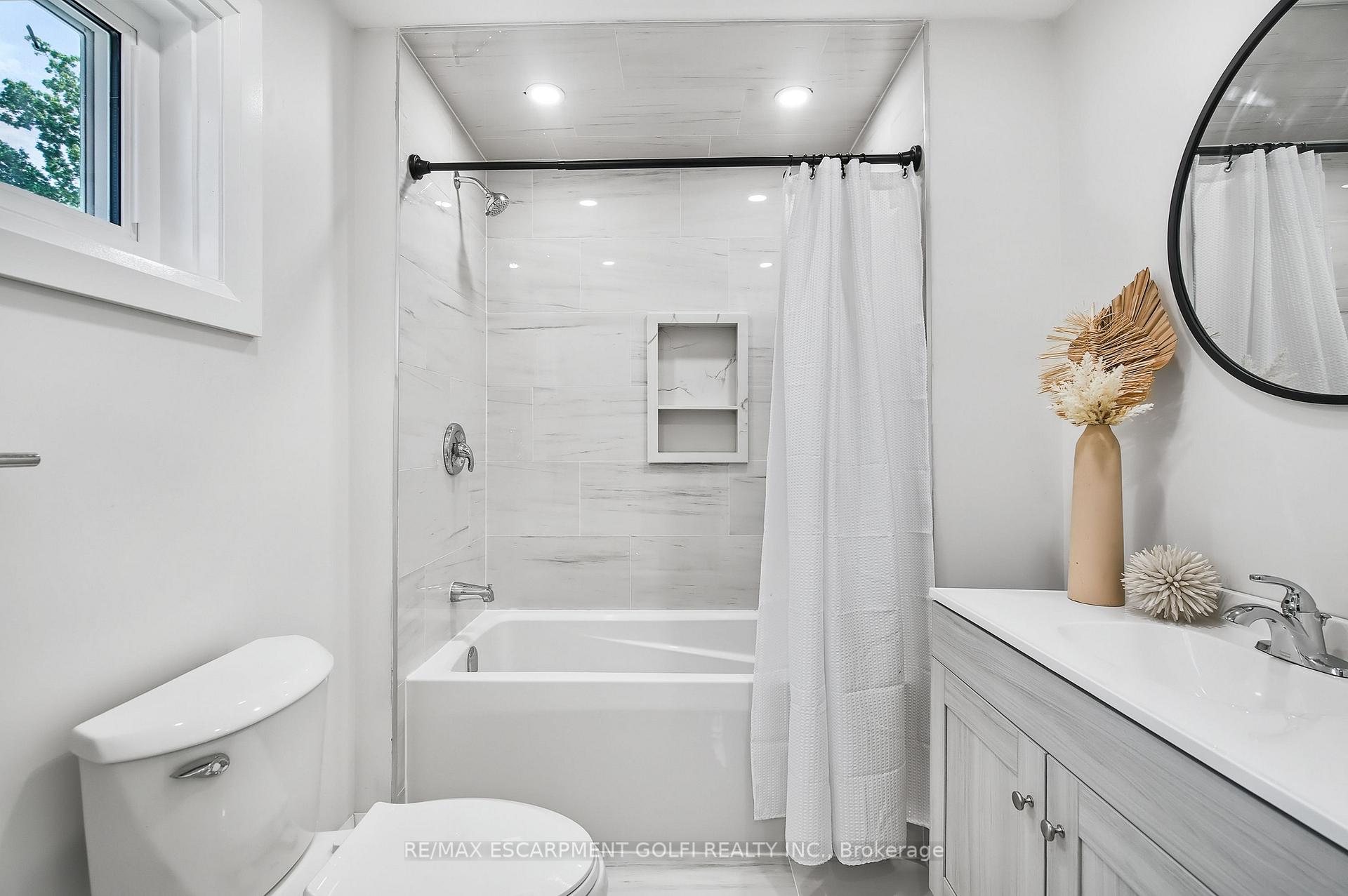 Photo 5 of 10 Comet Avenue, Hamilton, Hamilton Beach — HOMEH