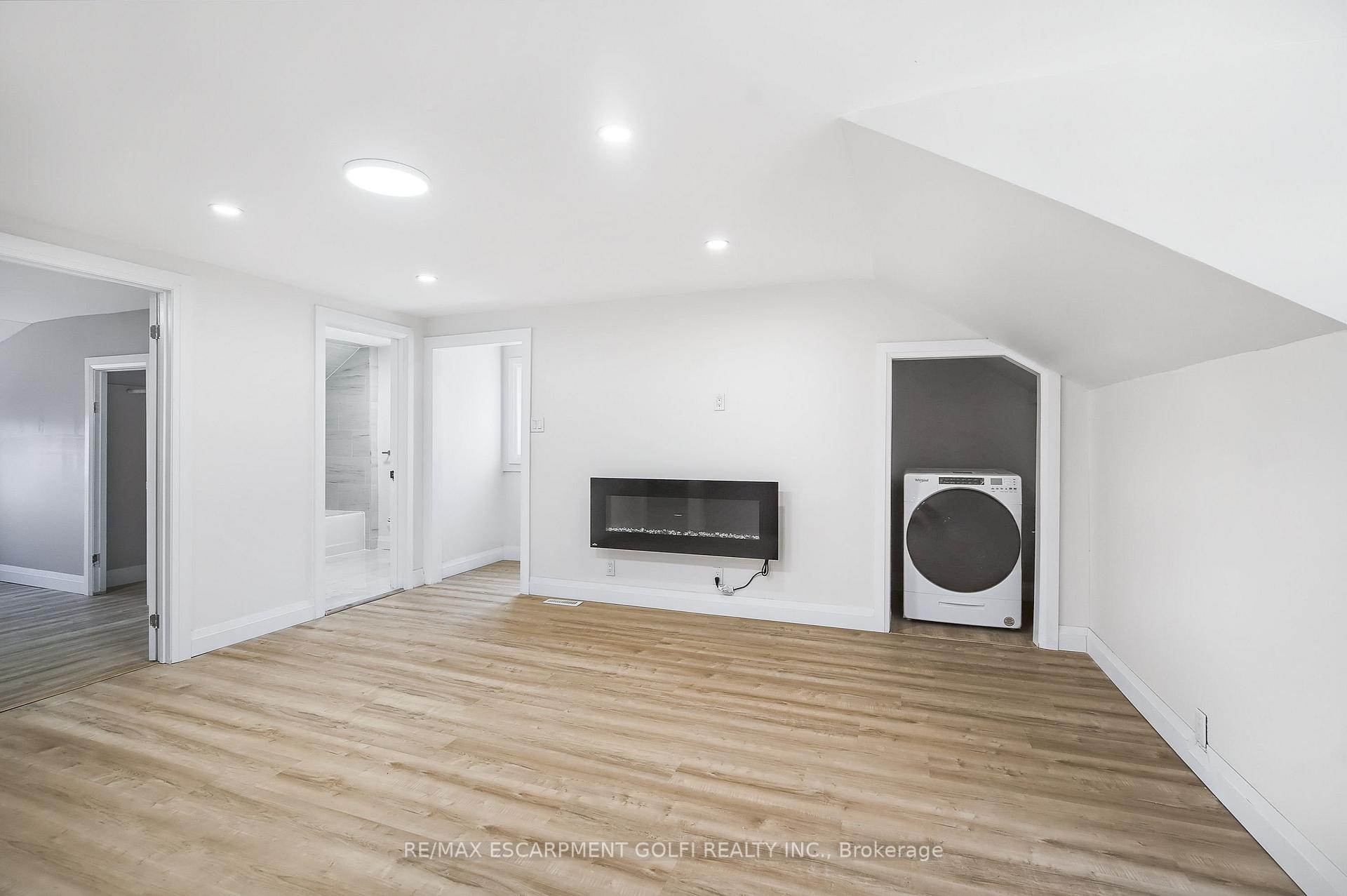 Photo 7 of 10 Comet Avenue, Hamilton, Hamilton Beach — HOMEH