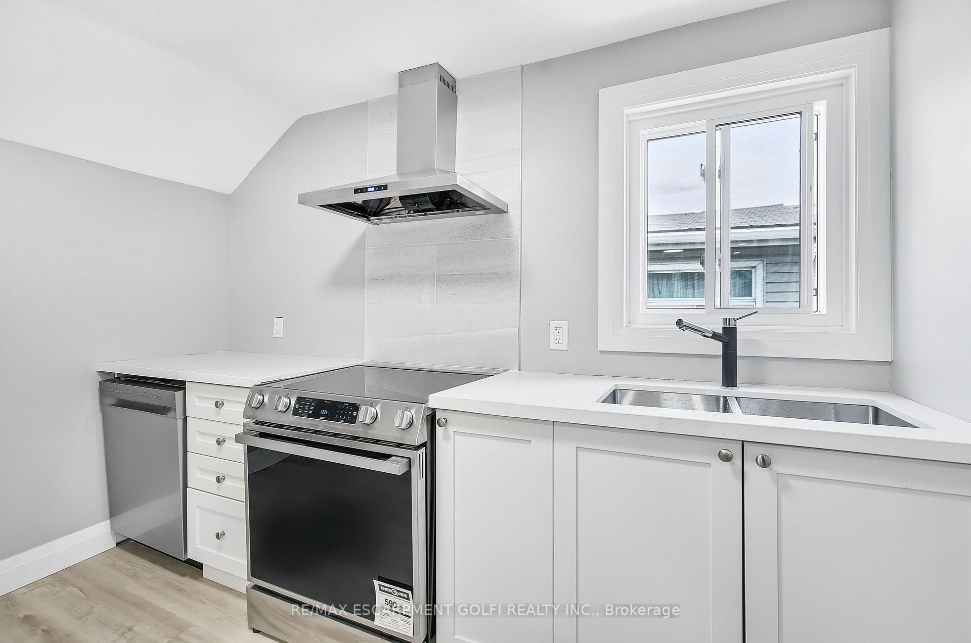 Photo 14 of 10 Comet Avenue, Hamilton, Hamilton Beach — HOMEH