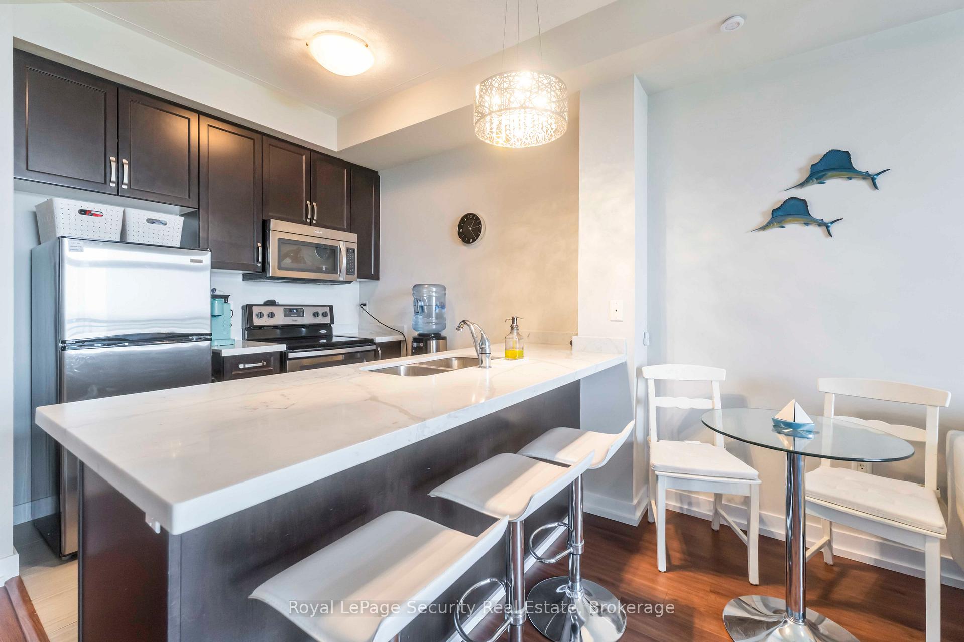 Photo 5 of Unit 203, 35 Southshore Crescent, Hamilton, Stoney Creek — HOMEH