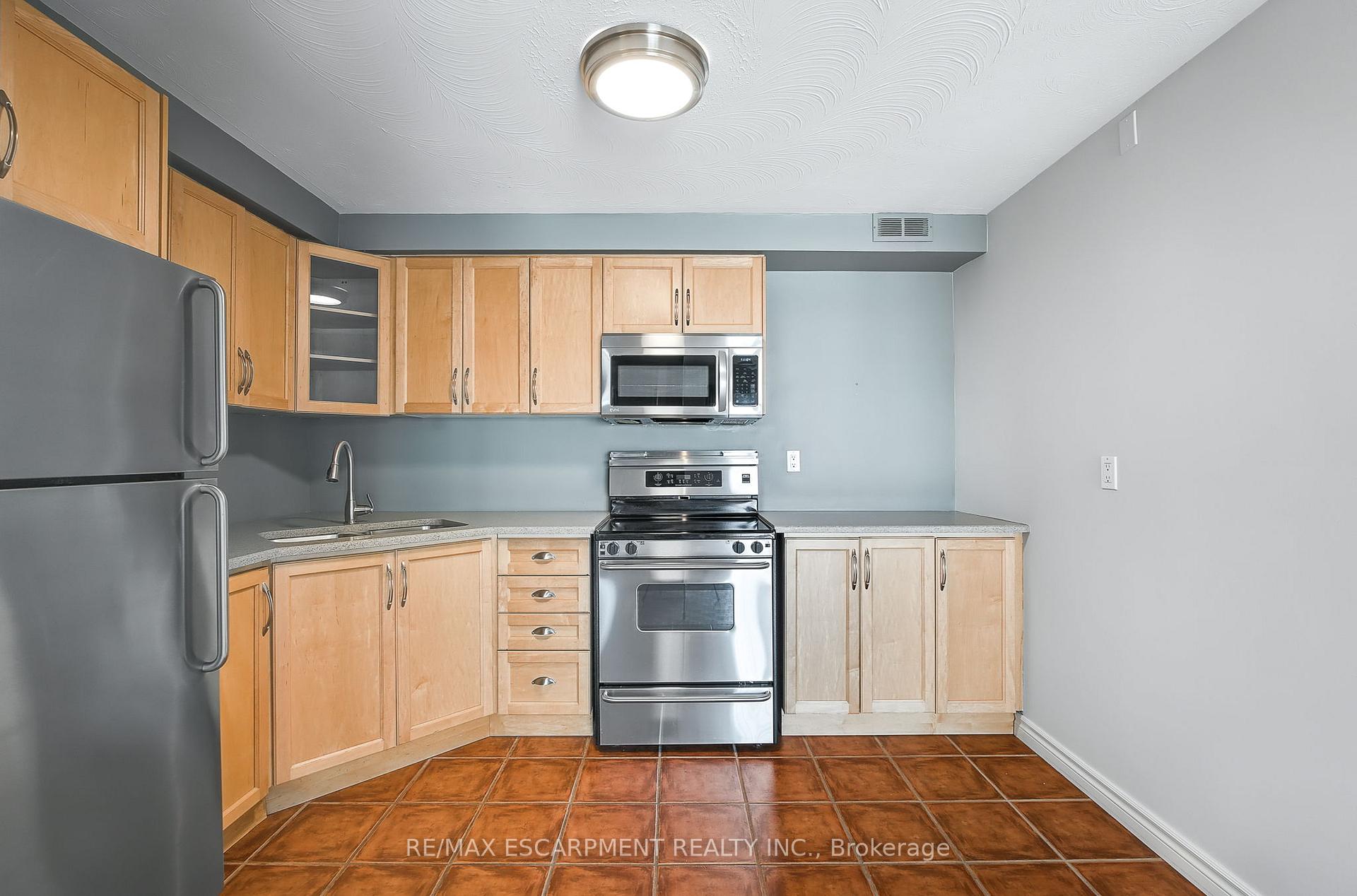 Photo 8 of Unit 708, 8 Woodman Drive S, Hamilton, Corman — HOMEH