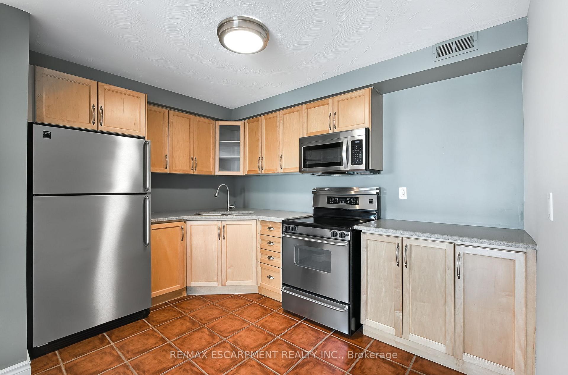 Photo 11 of Unit 708, 8 Woodman Drive S, Hamilton, Corman — HOMEH