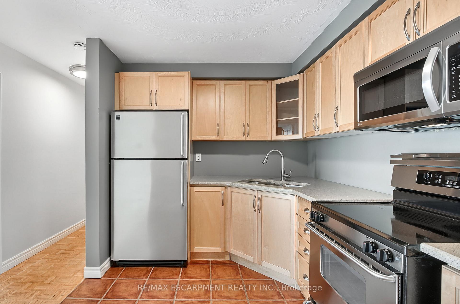 Photo 6 of Unit 708, 8 Woodman Drive S, Hamilton, Corman — HOMEH