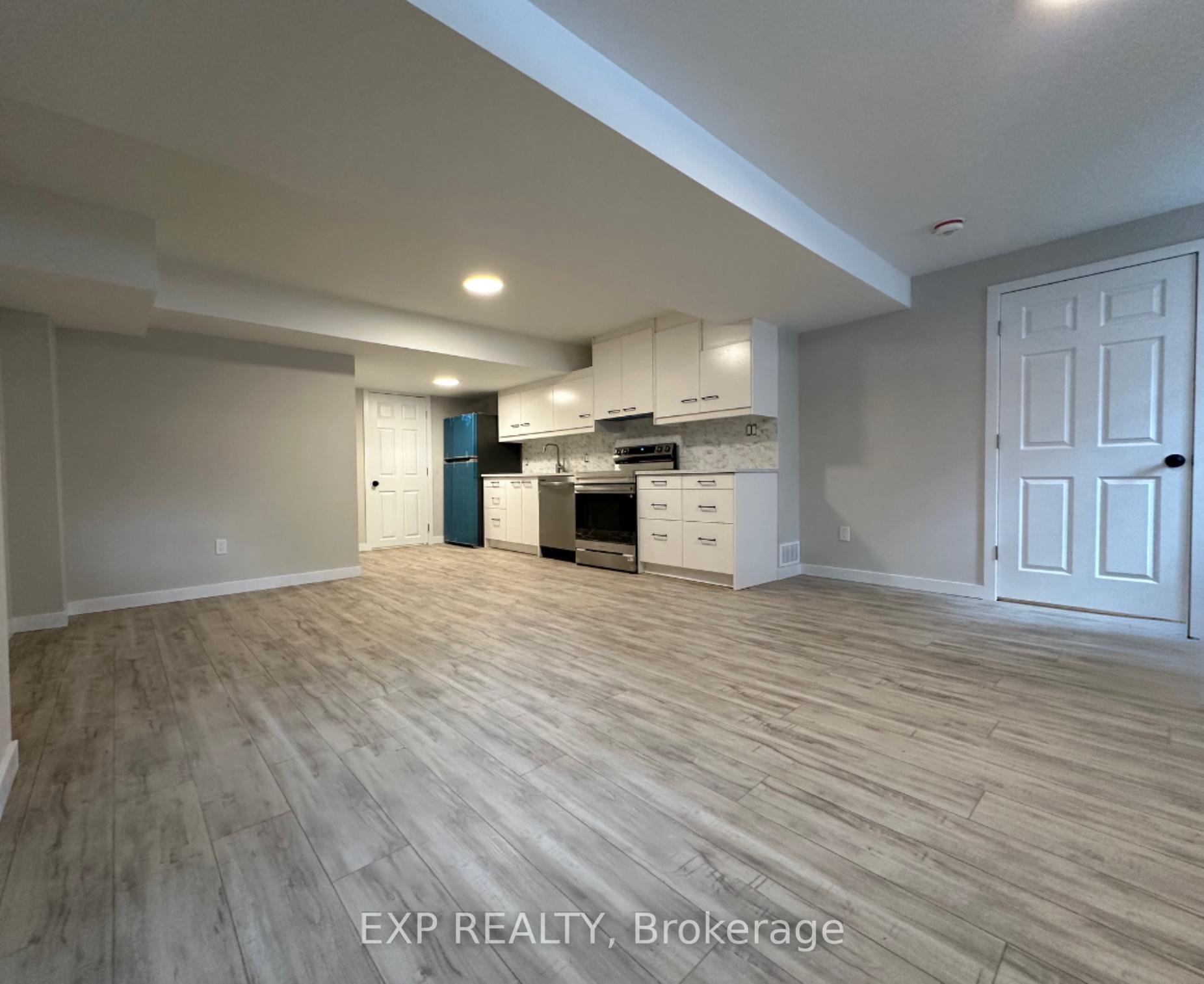 Photo 4 of Unit B, 58 Moore Place, Barrie, Letitia Heights — HOMEH