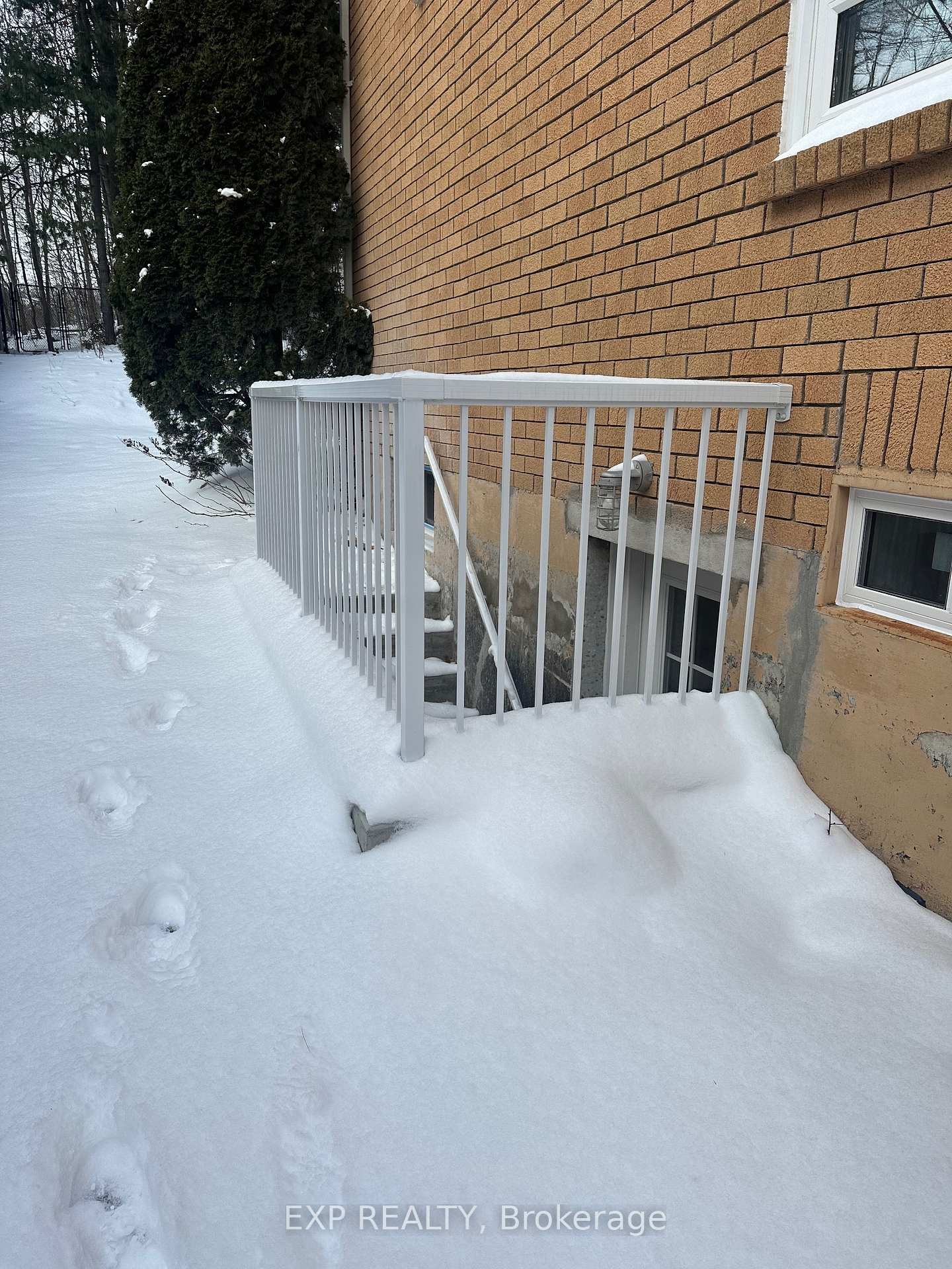 Photo 13 of Unit B, 58 Moore Place, Barrie, Letitia Heights — HOMEH