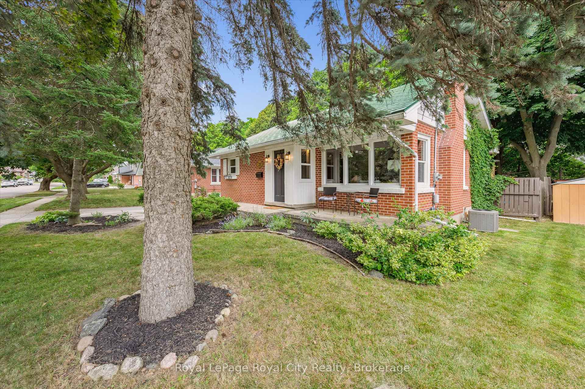 Photo 4 of 28 Summit Crescent, Guelph, Exhibition Park — HOMEH