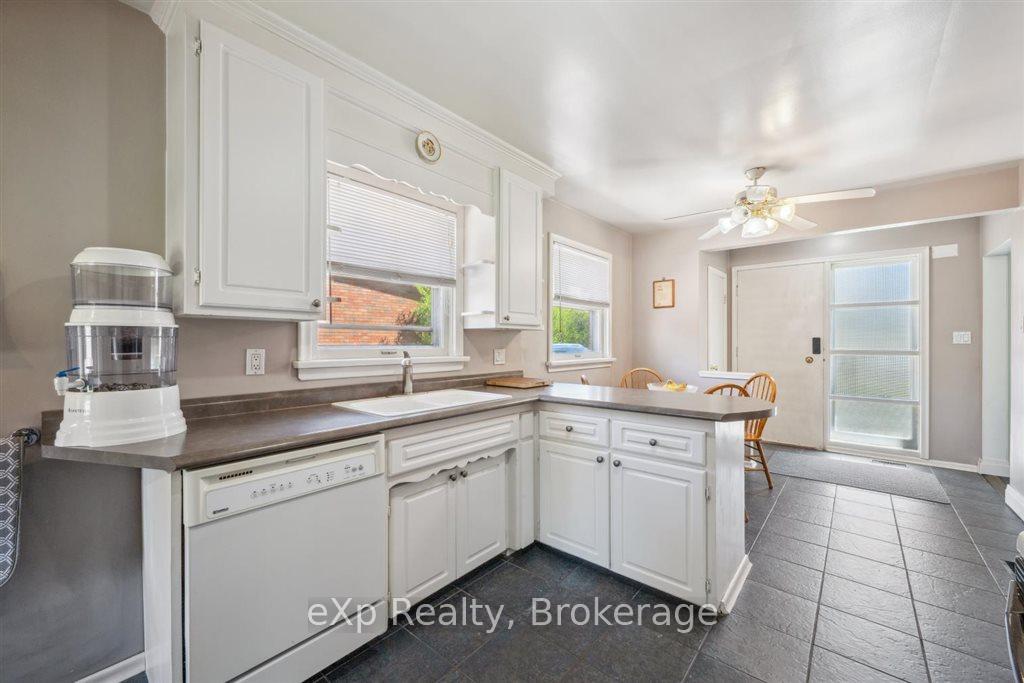 Photo 15 of 12 Lincoln Crescent, Guelph, St. George's — HOMEH