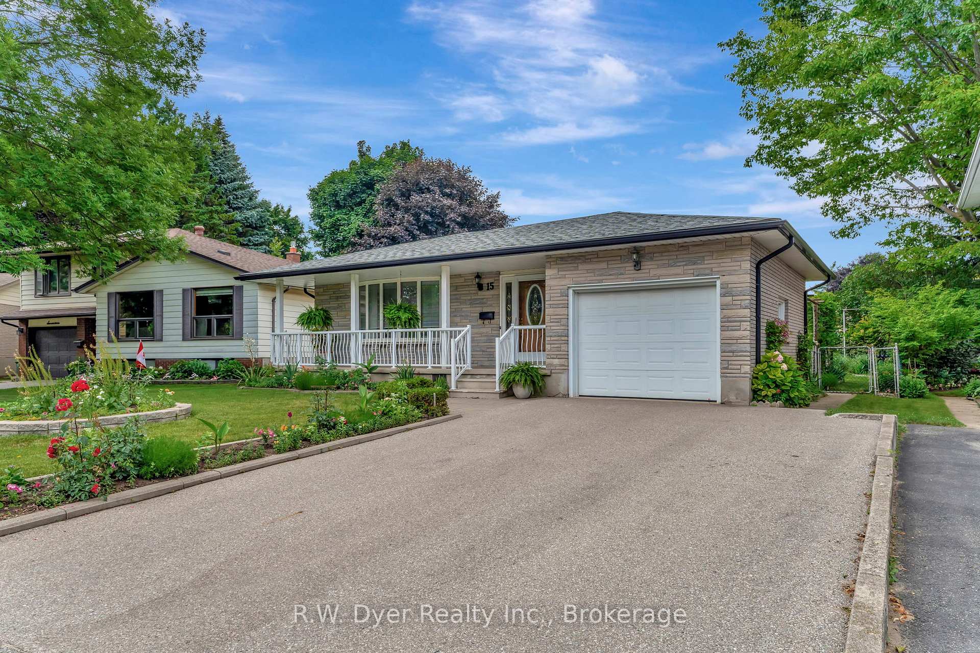Photo 3 of 15 Chad Place, Guelph, Willow West/Sugarbush/West Acres — HOMEH