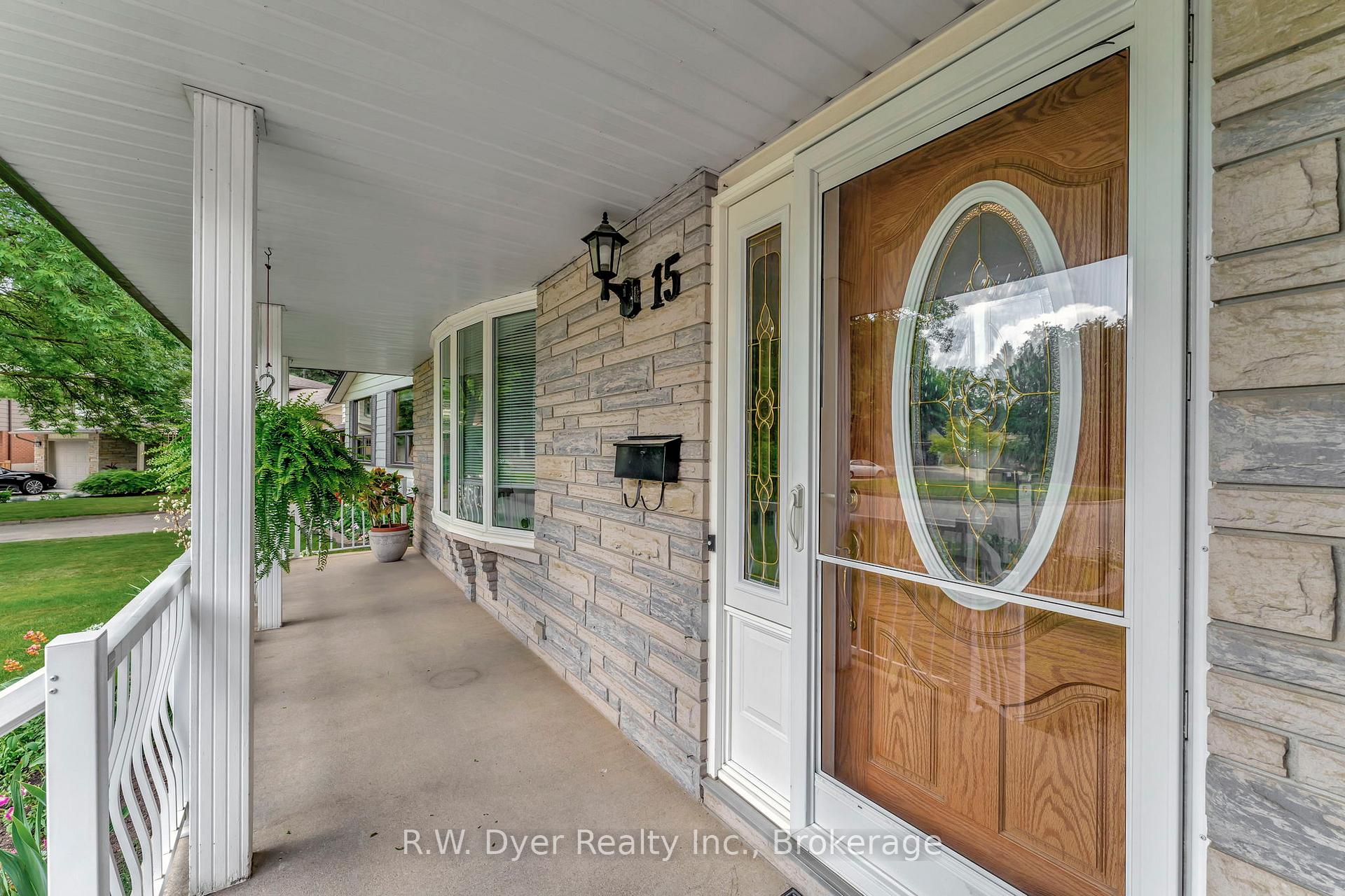 Photo 4 of 15 Chad Place, Guelph, Willow West/Sugarbush/West Acres — HOMEH