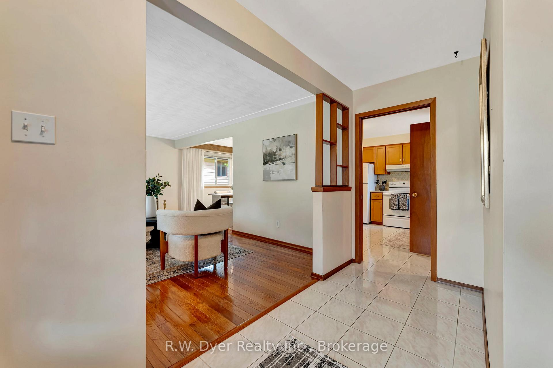Photo 6 of 15 Chad Place, Guelph, Willow West/Sugarbush/West Acres — HOMEH