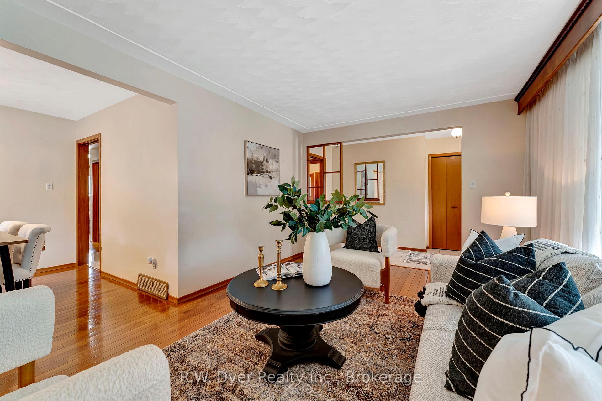 Photo 10 of 15 Chad Place, Guelph, Willow West/Sugarbush/West Acres — HOMEH