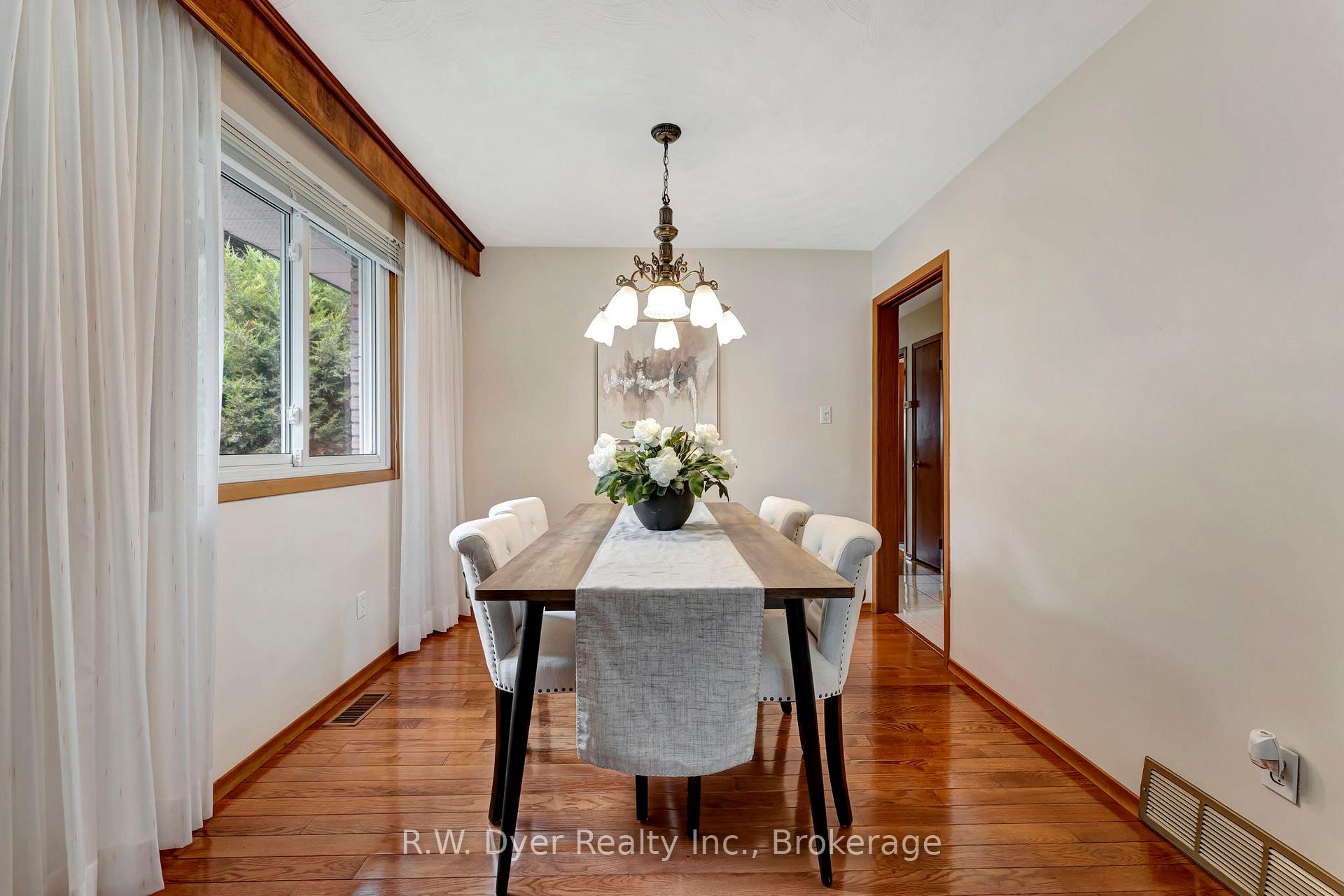Photo 11 of 15 Chad Place, Guelph, Willow West/Sugarbush/West Acres — HOMEH