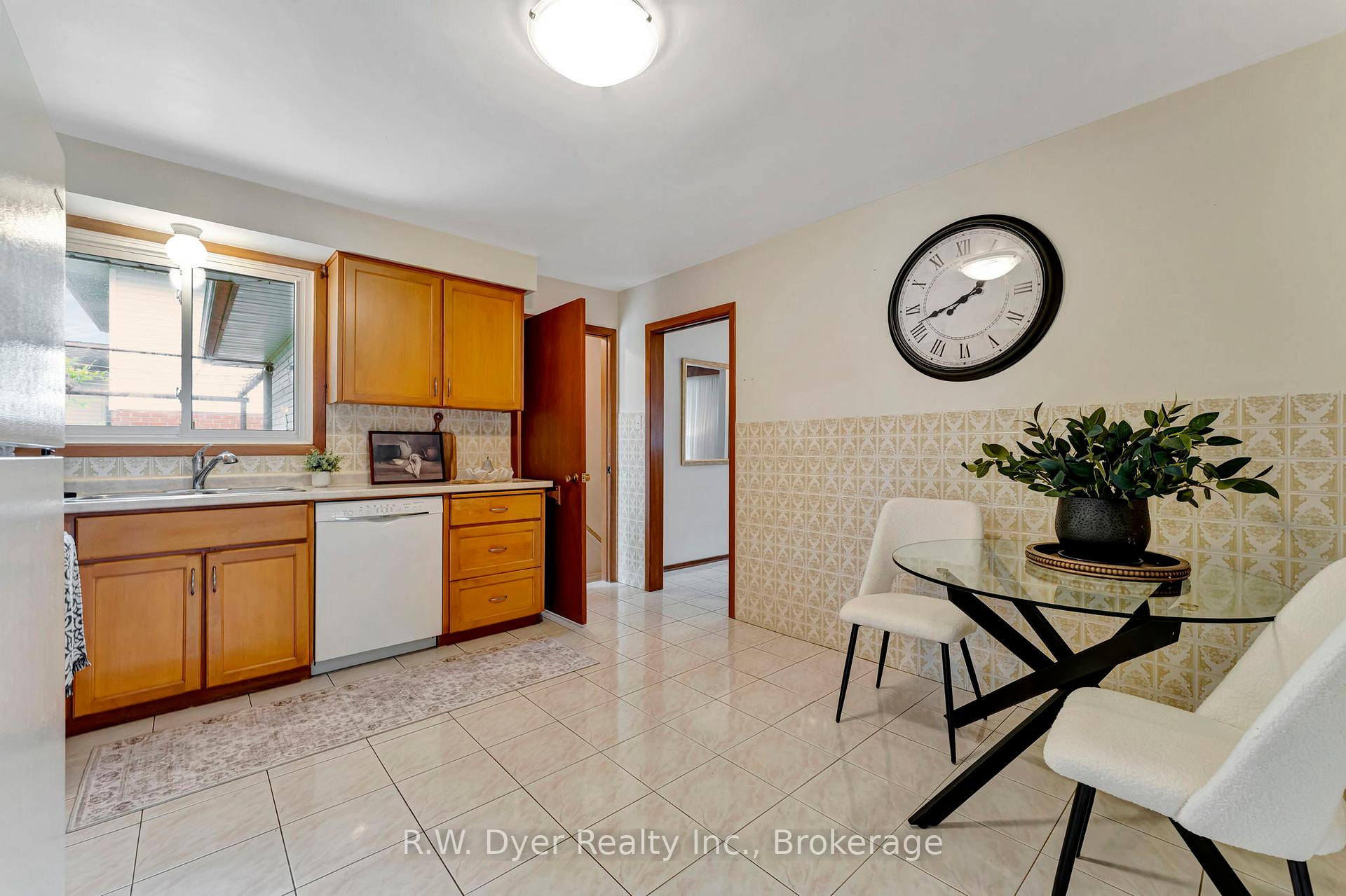 Photo 13 of 15 Chad Place, Guelph, Willow West/Sugarbush/West Acres — HOMEH