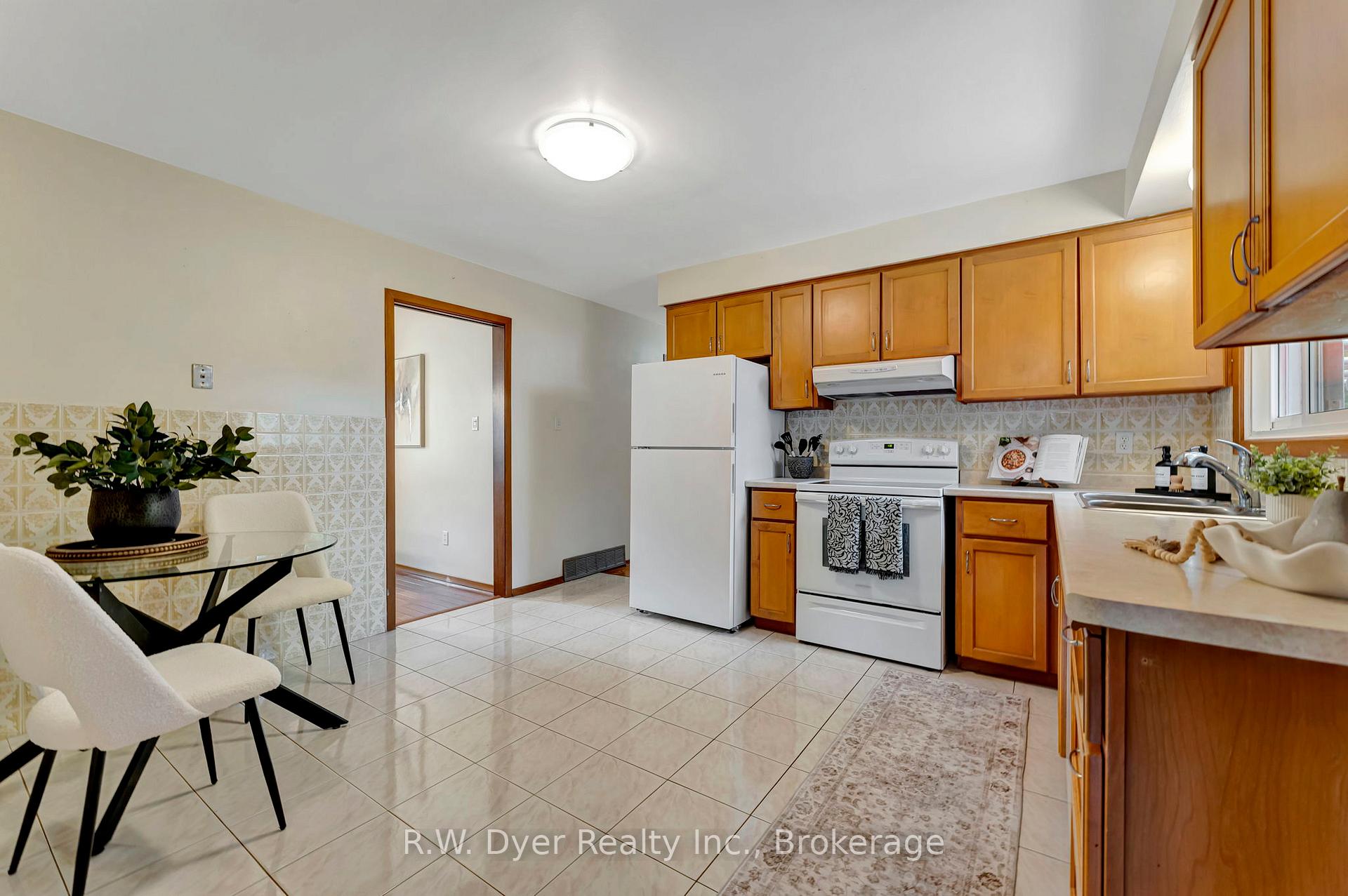 Photo 14 of 15 Chad Place, Guelph, Willow West/Sugarbush/West Acres — HOMEH