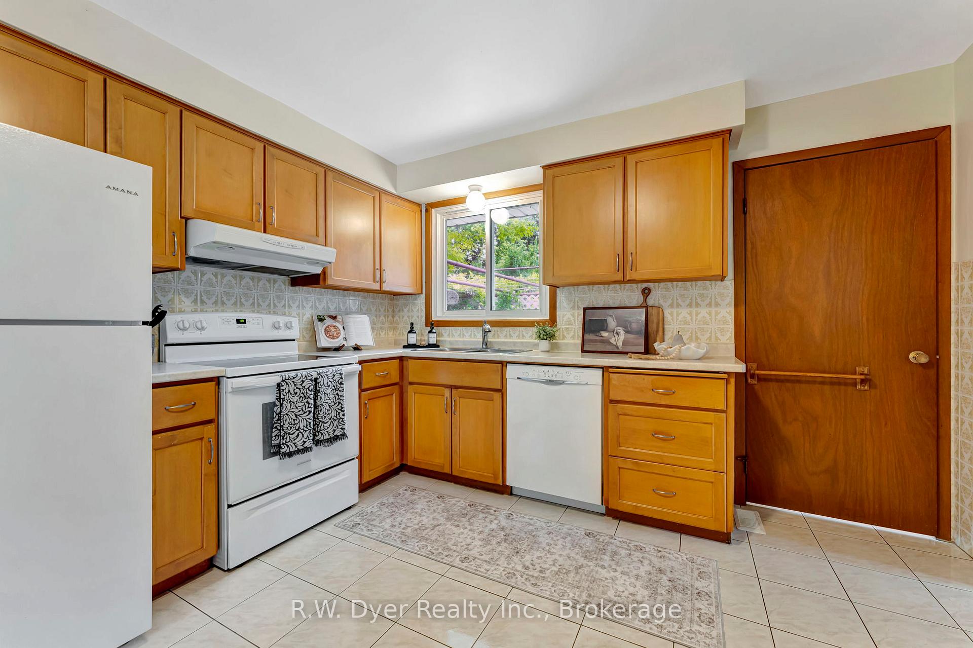 Photo 16 of 15 Chad Place, Guelph, Willow West/Sugarbush/West Acres — HOMEH