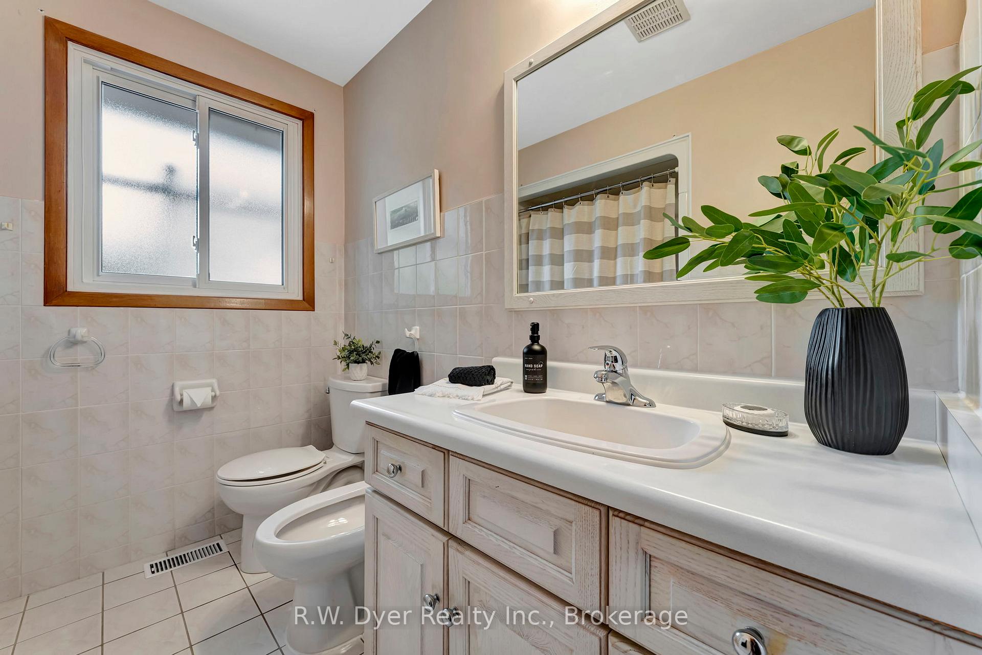 Photo 21 of 15 Chad Place, Guelph, Willow West/Sugarbush/West Acres — HOMEH