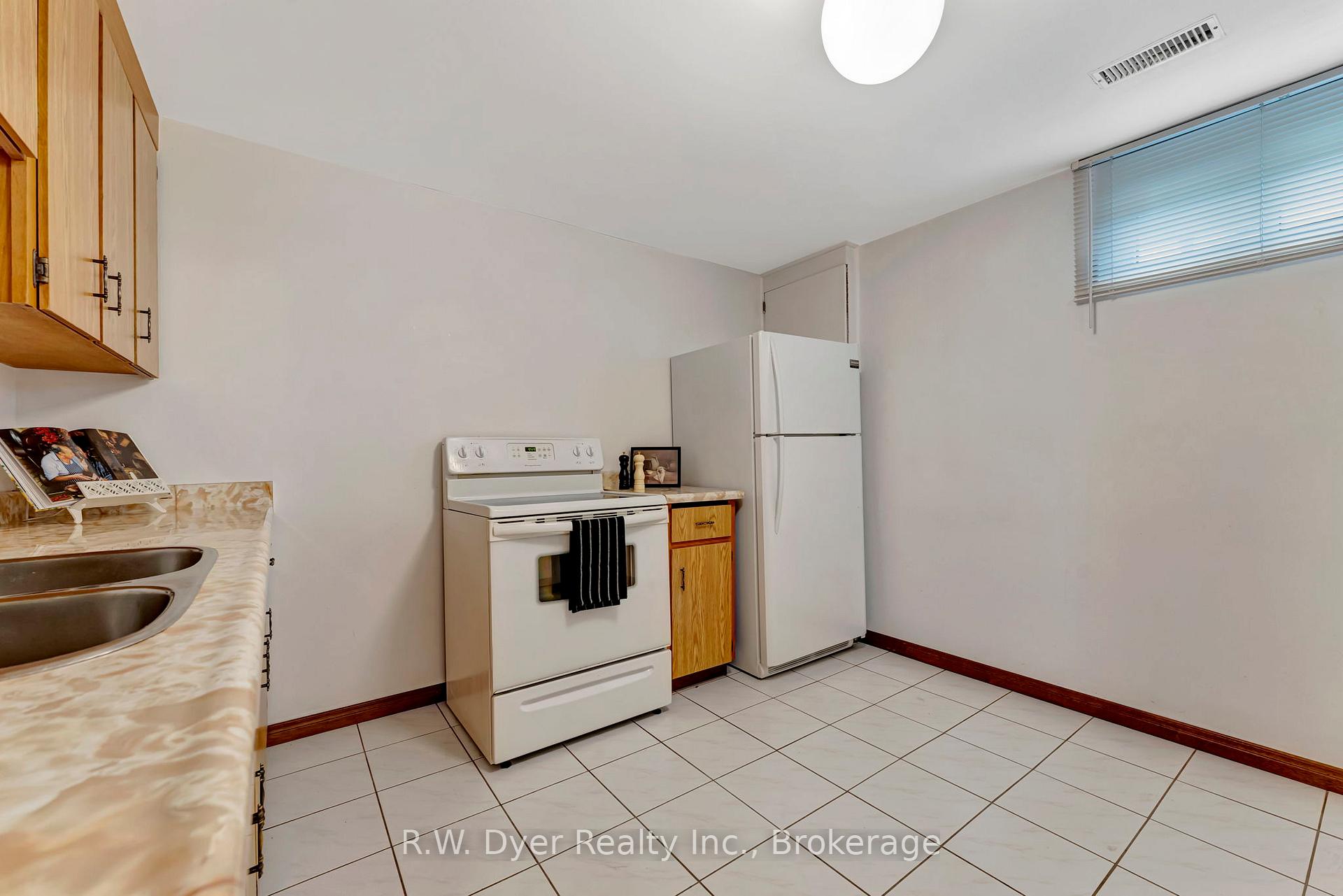 Photo 24 of 15 Chad Place, Guelph, Willow West/Sugarbush/West Acres — HOMEH