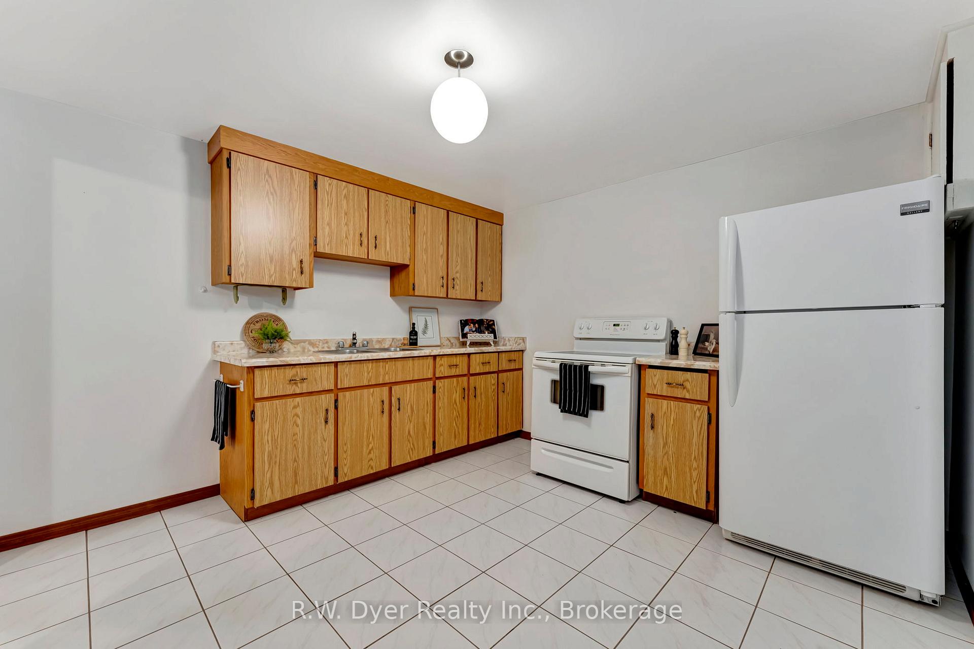 Photo 25 of 15 Chad Place, Guelph, Willow West/Sugarbush/West Acres — HOMEH