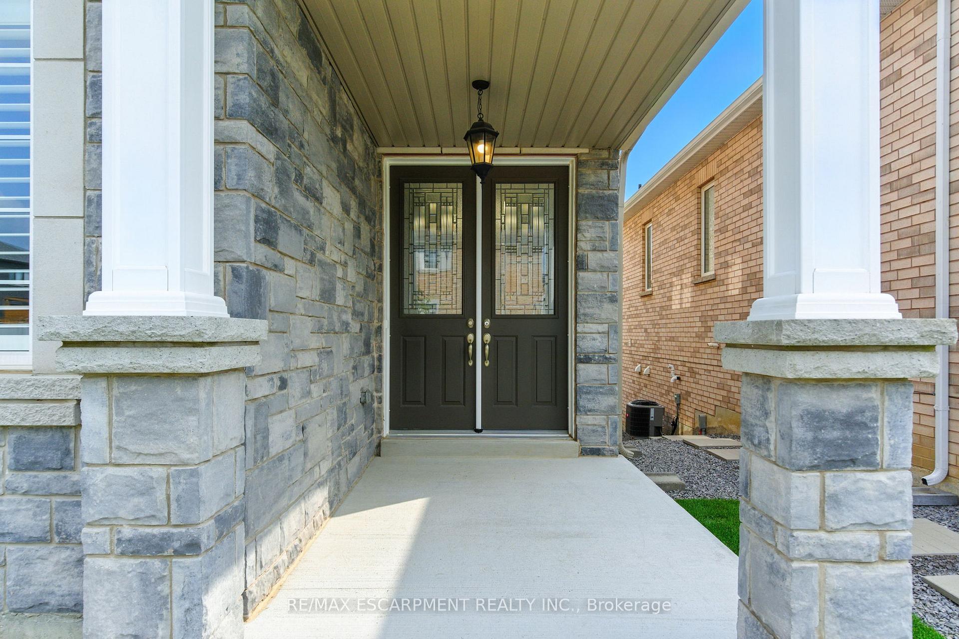 Photo 2 of 15 Robarts Drive, Hamilton, Meadowlands — HOMEH