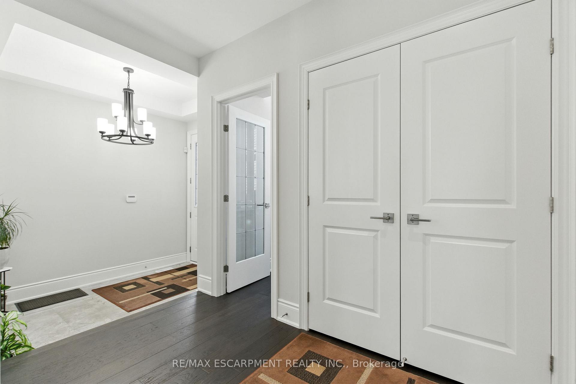 Photo 3 of 15 Robarts Drive, Hamilton, Meadowlands — HOMEH