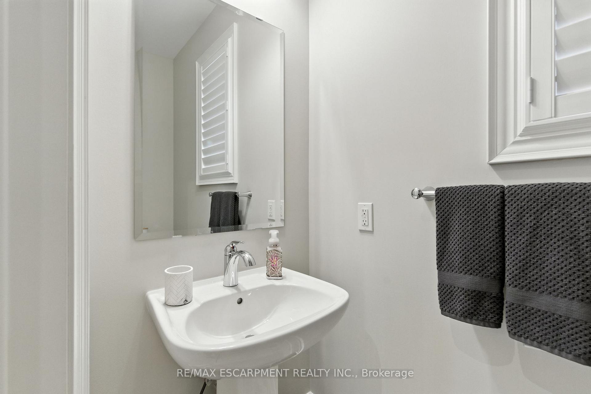 Photo 17 of 15 Robarts Drive, Hamilton, Meadowlands — HOMEH