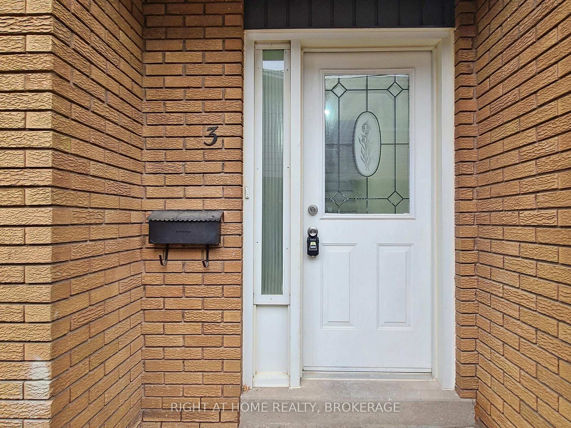 Photo 3 of Unit 3, 2060 Prospect Street, Burlington, Brant — HOMEH