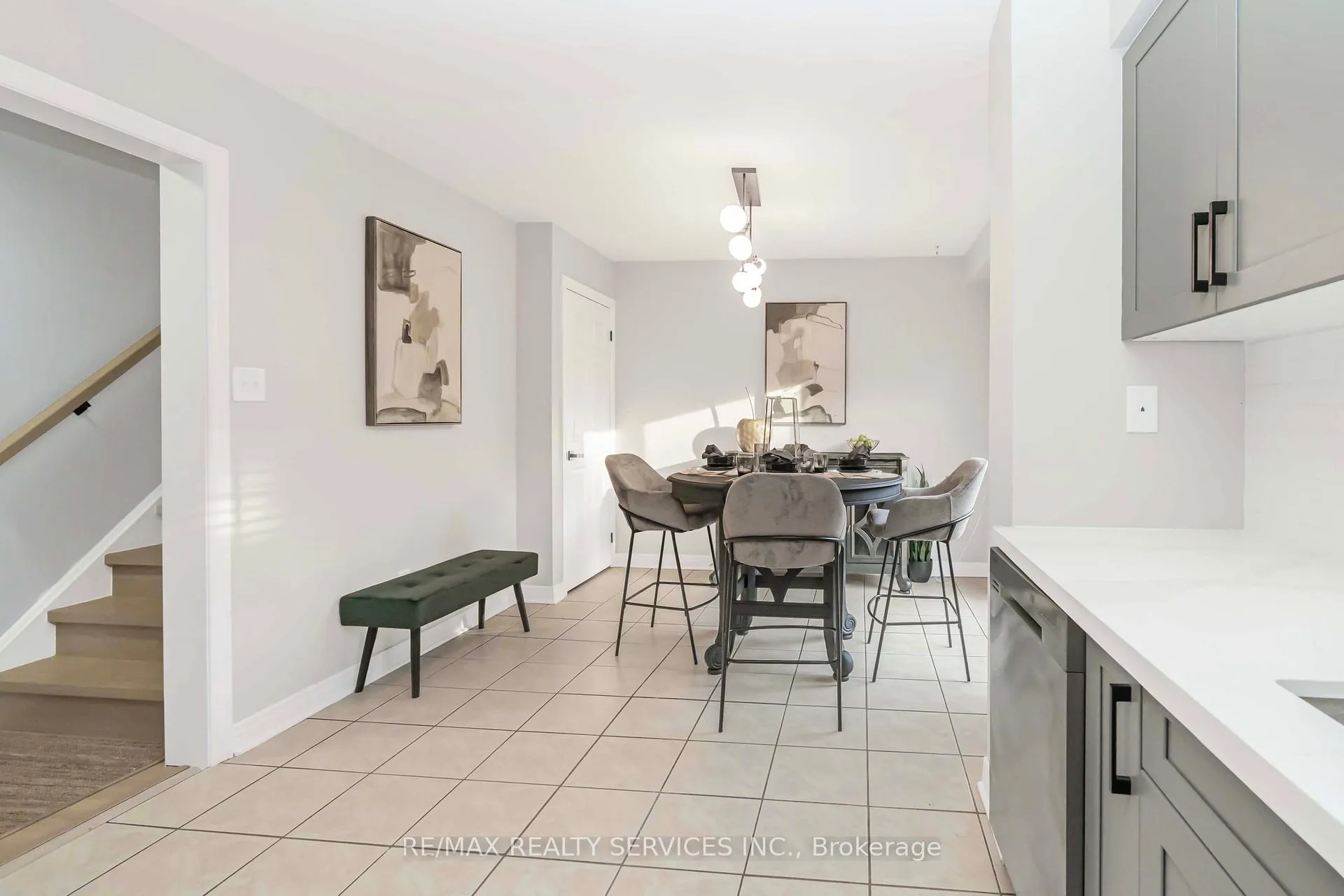 Photo 12 of 46 Oakmeadow Drive, Brampton, Fletcher's Meadow — HOMEH