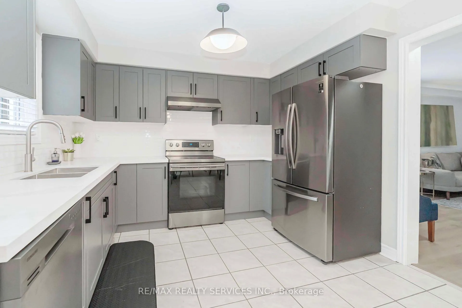 Photo 13 of 46 Oakmeadow Drive, Brampton, Fletcher's Meadow — HOMEH