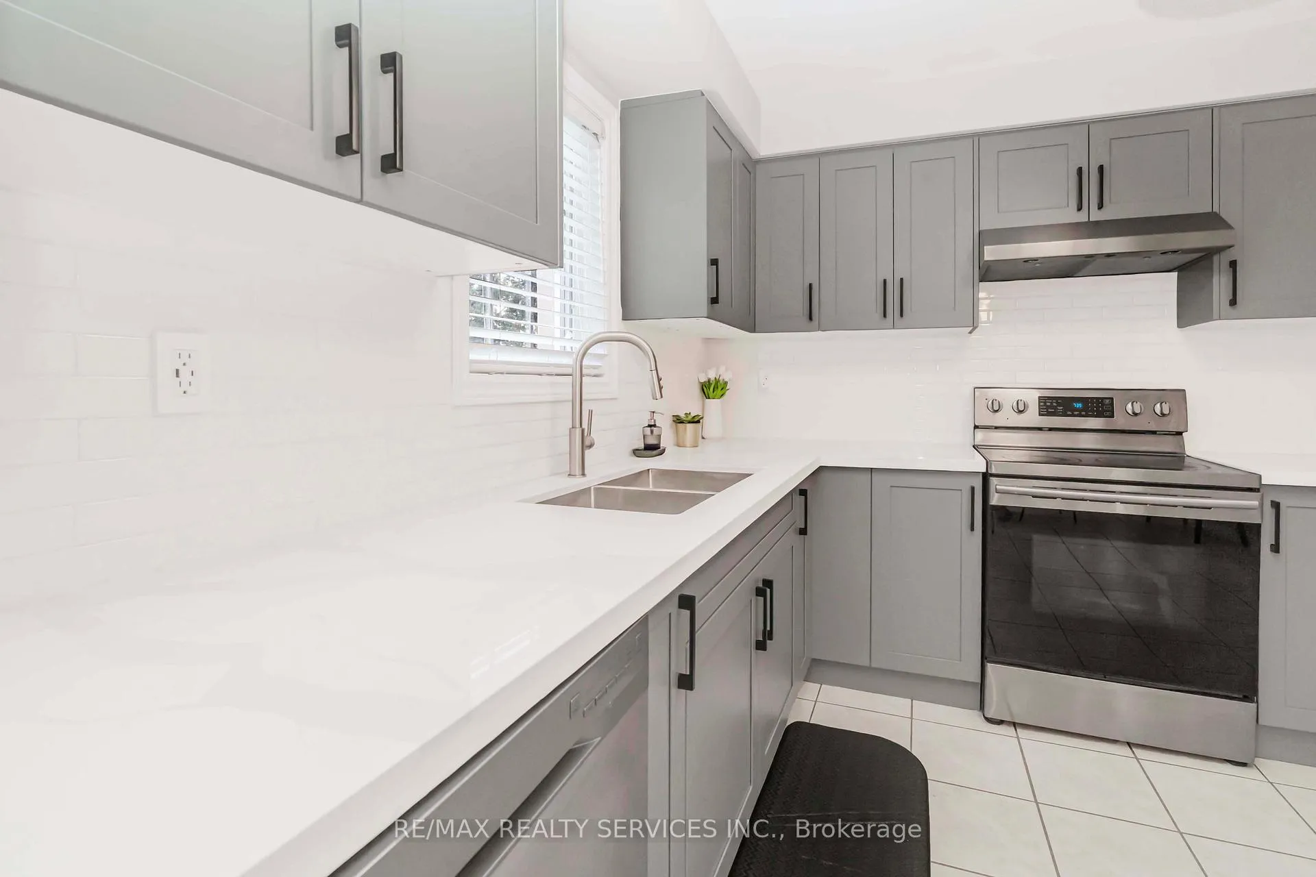 Photo 15 of 46 Oakmeadow Drive, Brampton, Fletcher's Meadow — HOMEH