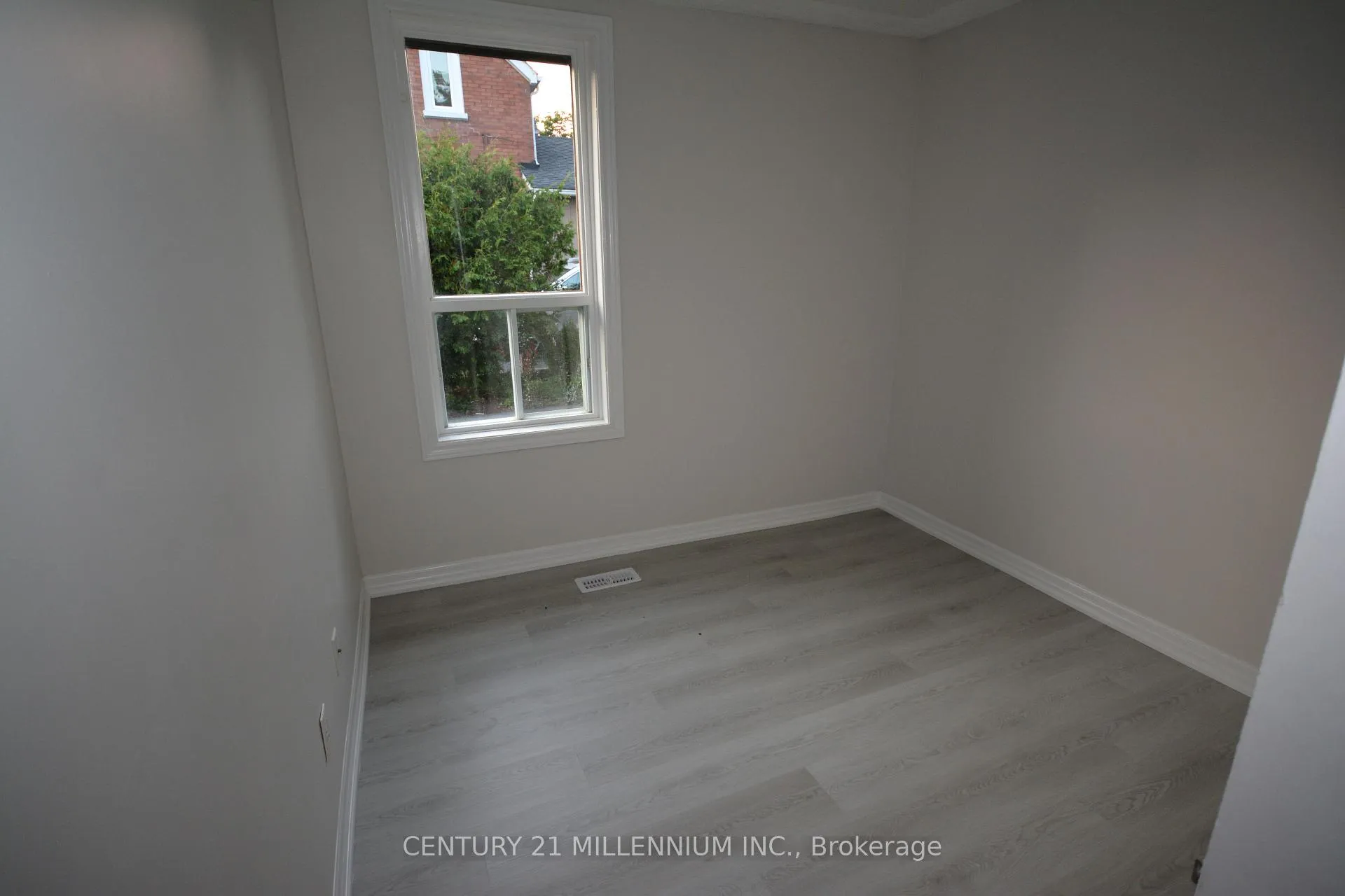 Photo 10 of 8 West Street W, Brampton, Downtown Brampton — HOMEH