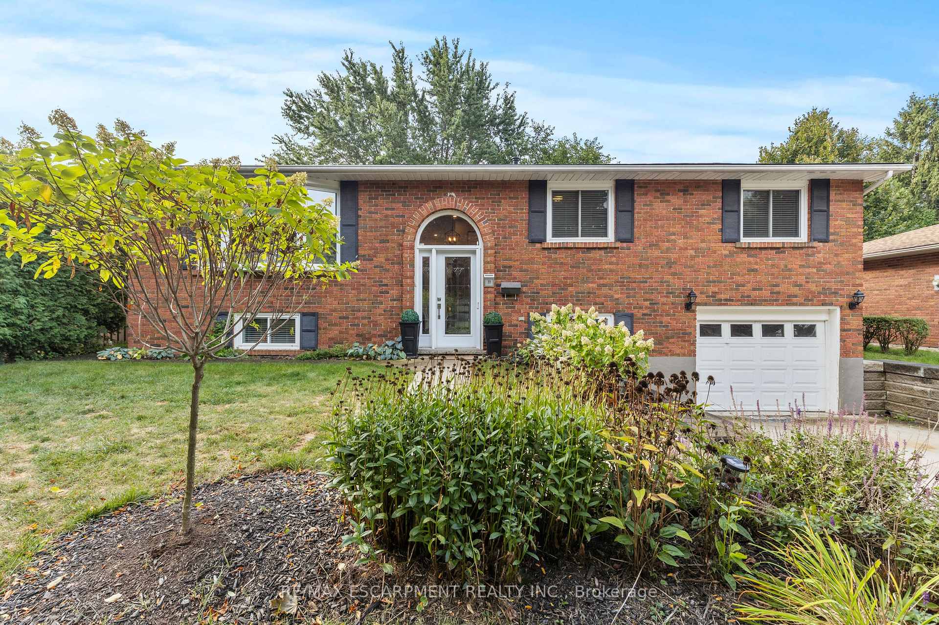 Photo 2 of 77 Debora Drive, Grimsby, Grimsby East — HOMEH