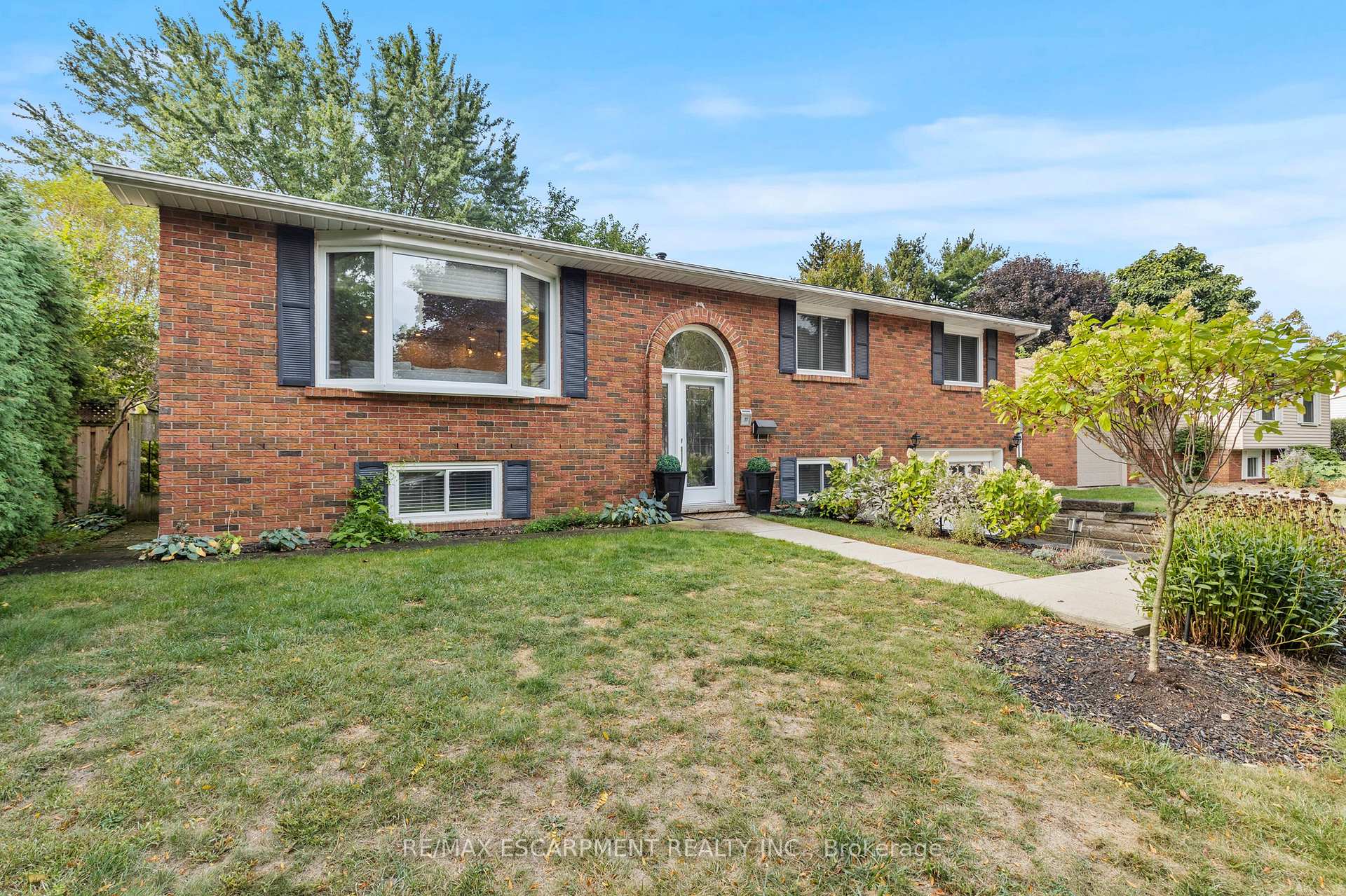 Photo 3 of 77 Debora Drive, Grimsby, Grimsby East — HOMEH