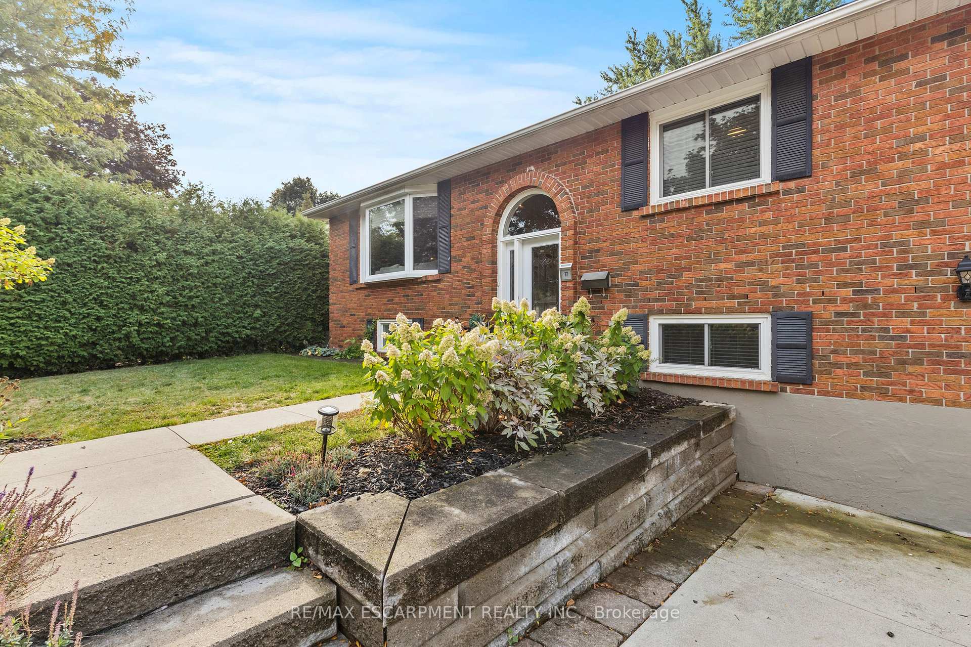 Photo 4 of 77 Debora Drive, Grimsby, Grimsby East — HOMEH