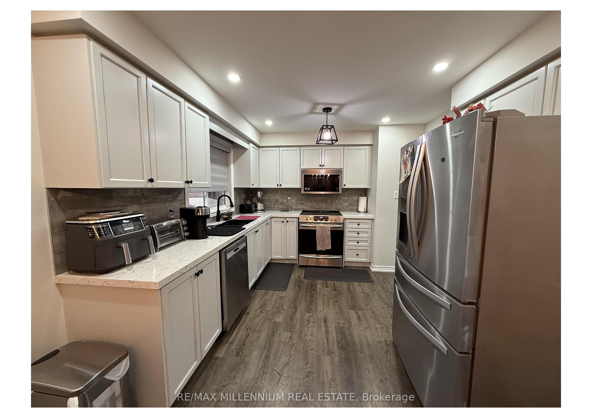 Photo 12 of 77 Emily Carr Crescent, Caledon, Bolton West — HOMEH