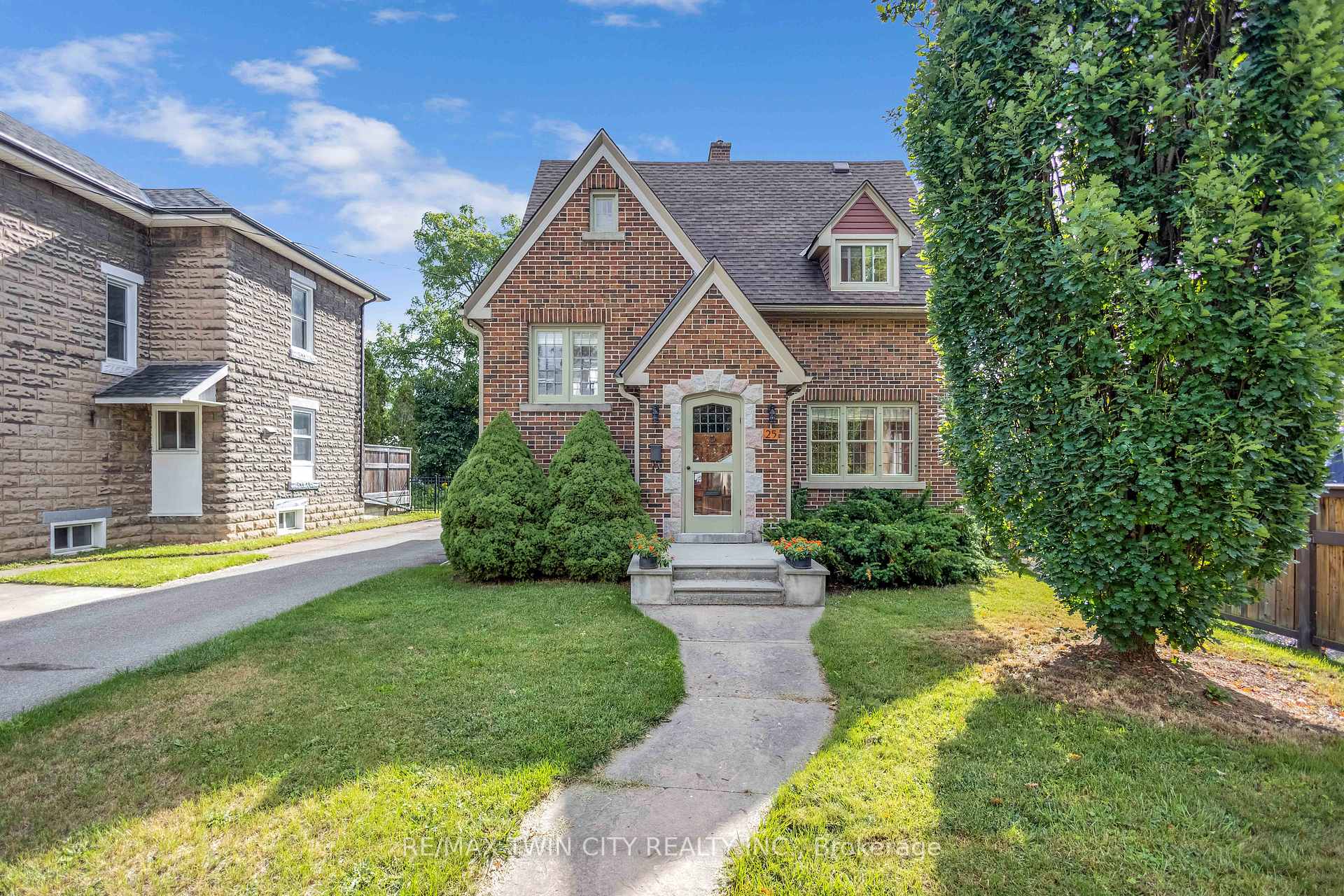 Photo 1 of 25 Broadway Street E, Brant, Paris — HOMEH