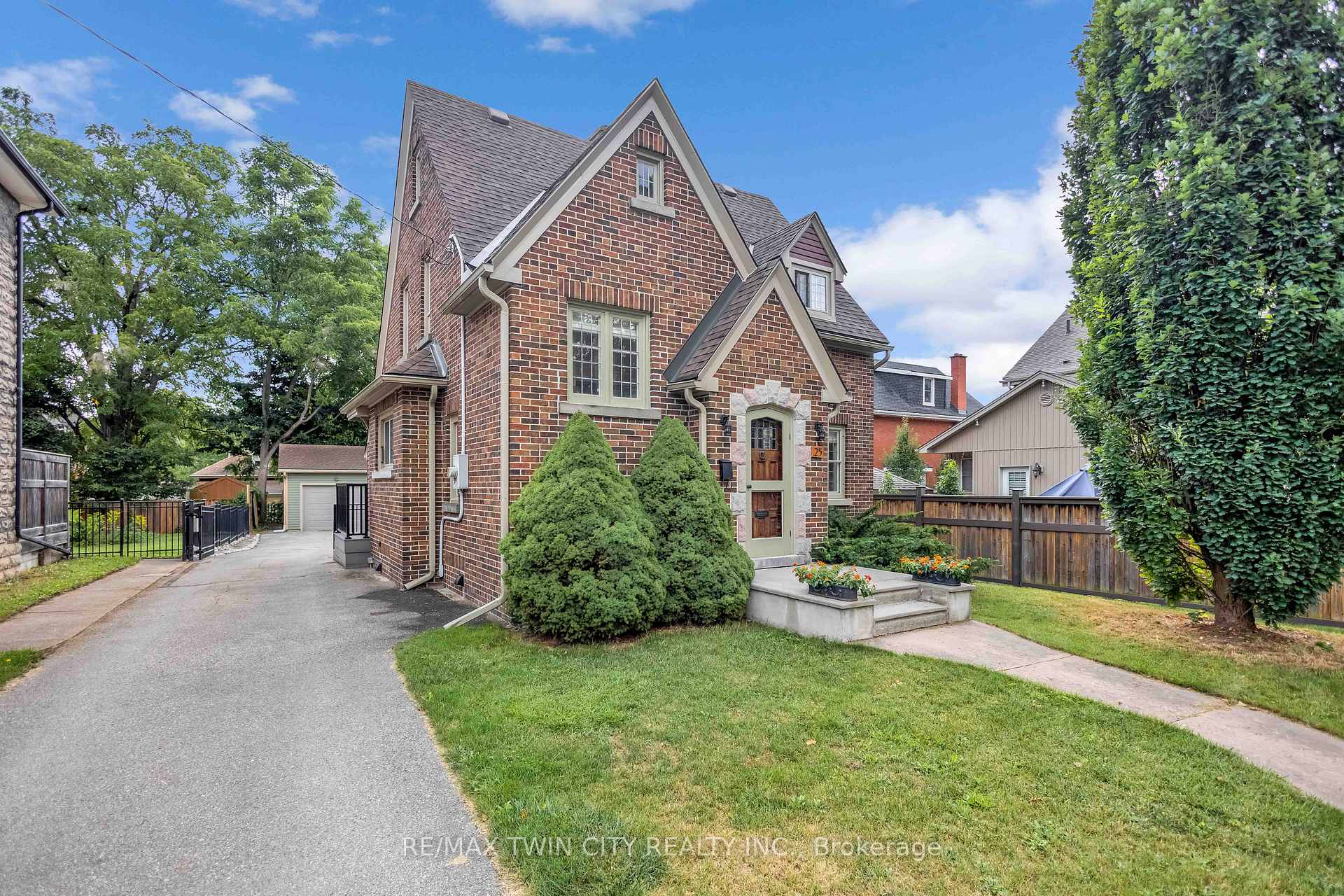Photo 3 of 25 Broadway Street E, Brant, Paris — HOMEH