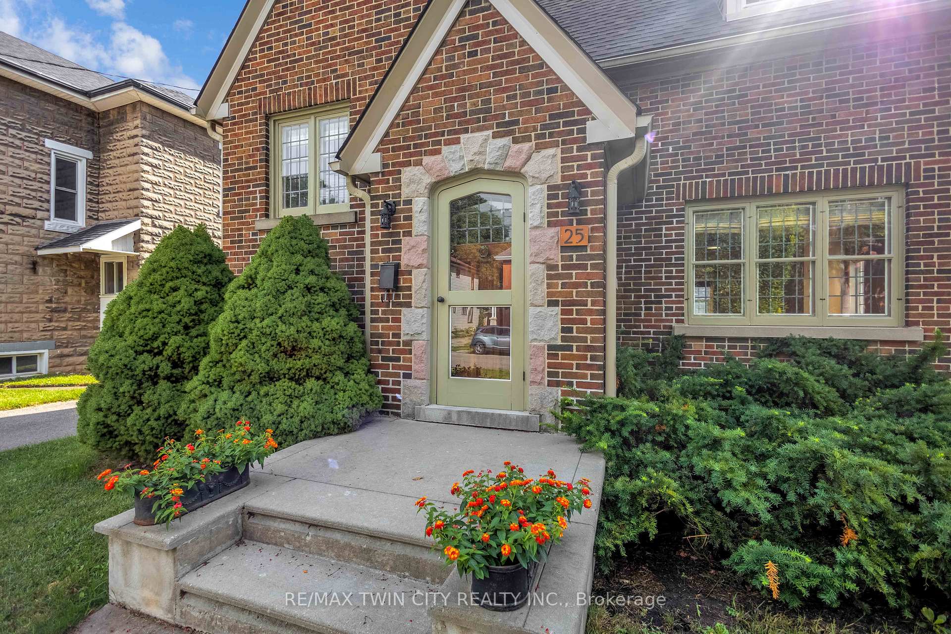 Photo 2 of 25 Broadway Street E, Brant, Paris — HOMEH