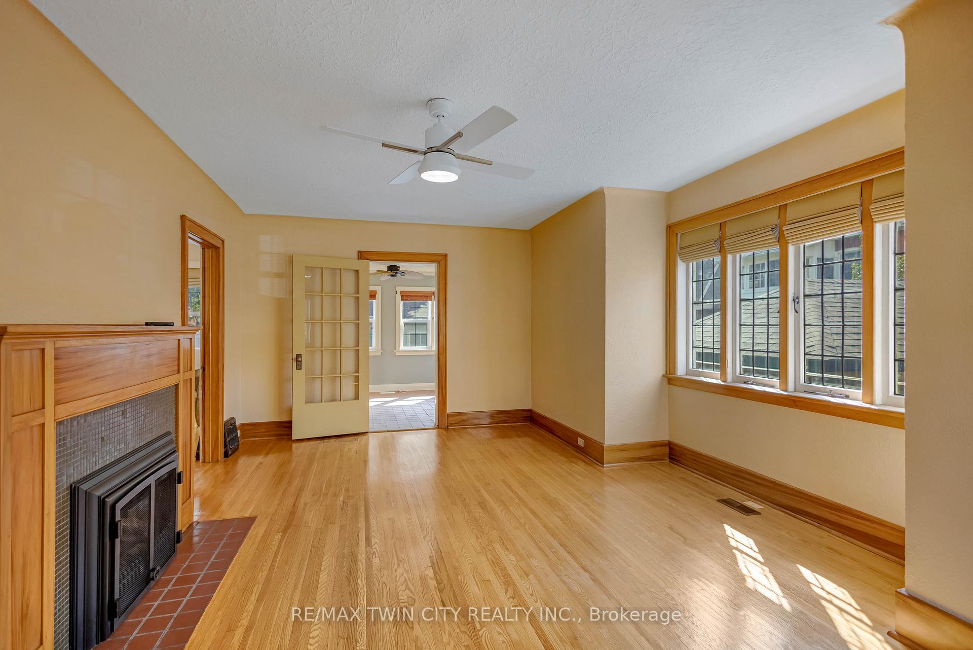 Photo 4 of 25 Broadway Street E, Brant, Paris — HOMEH