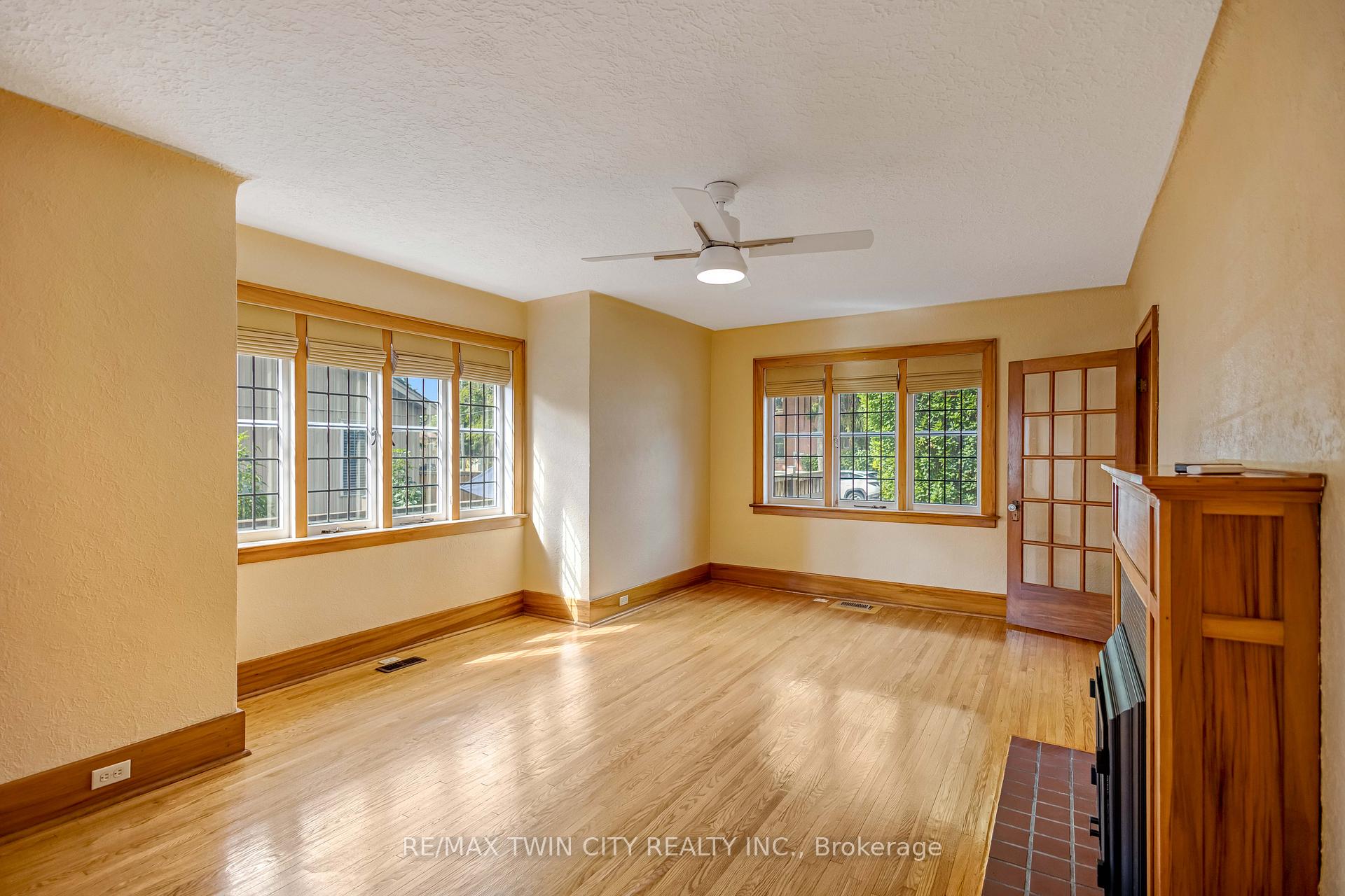 Photo 16 of 25 Broadway Street E, Brant, Paris — HOMEH
