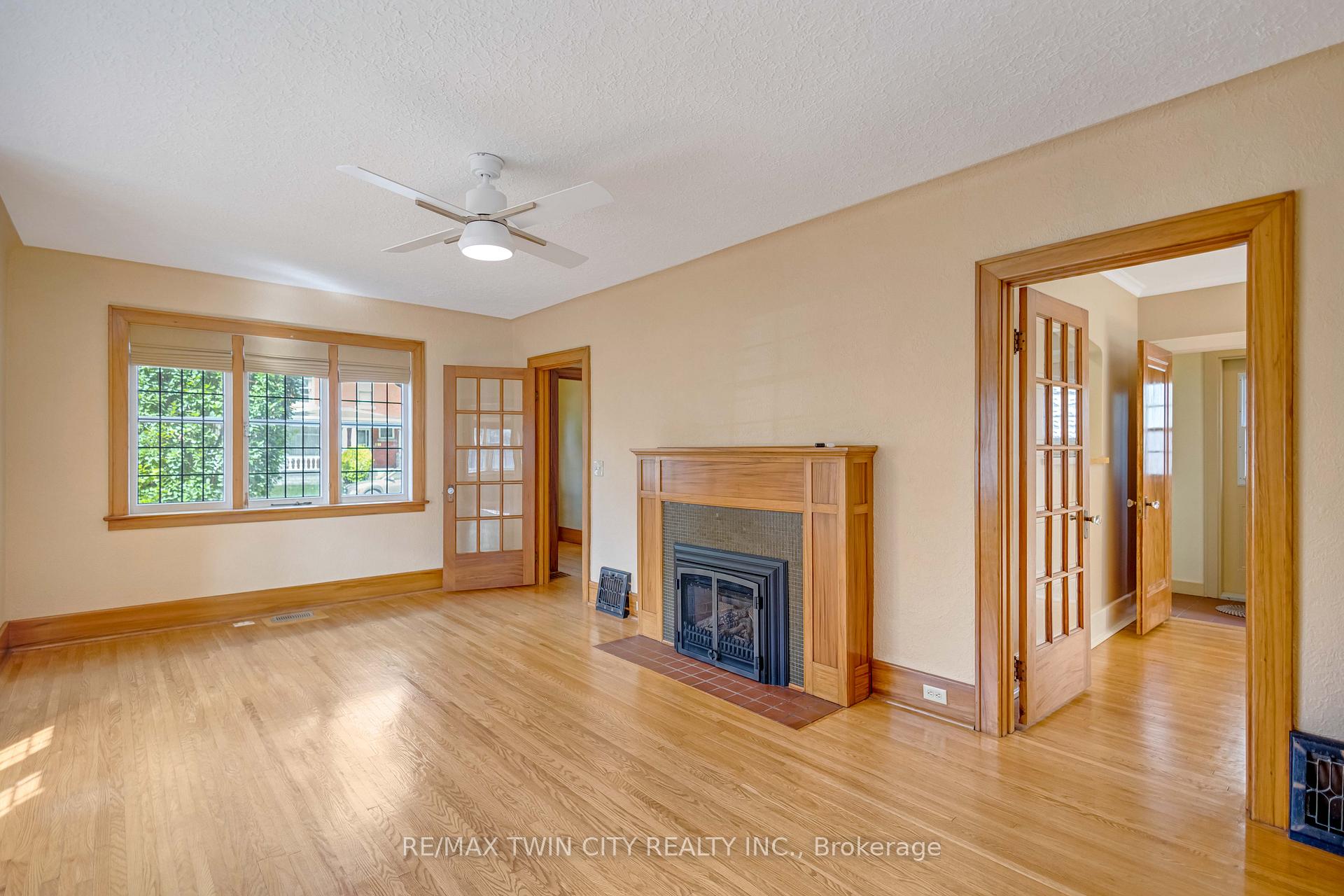 Photo 5 of 25 Broadway Street E, Brant, Paris — HOMEH