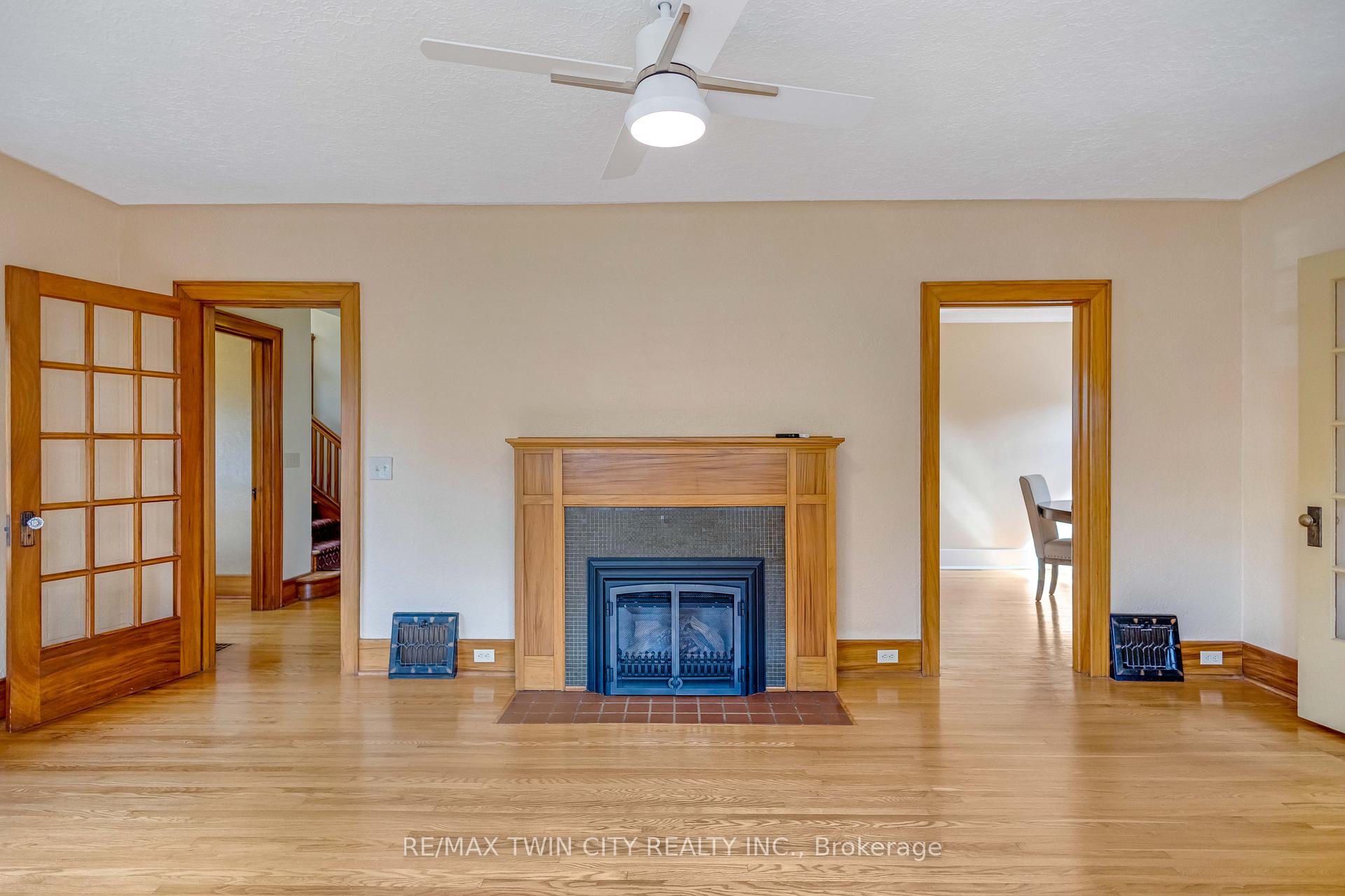 Photo 12 of 25 Broadway Street E, Brant, Paris — HOMEH