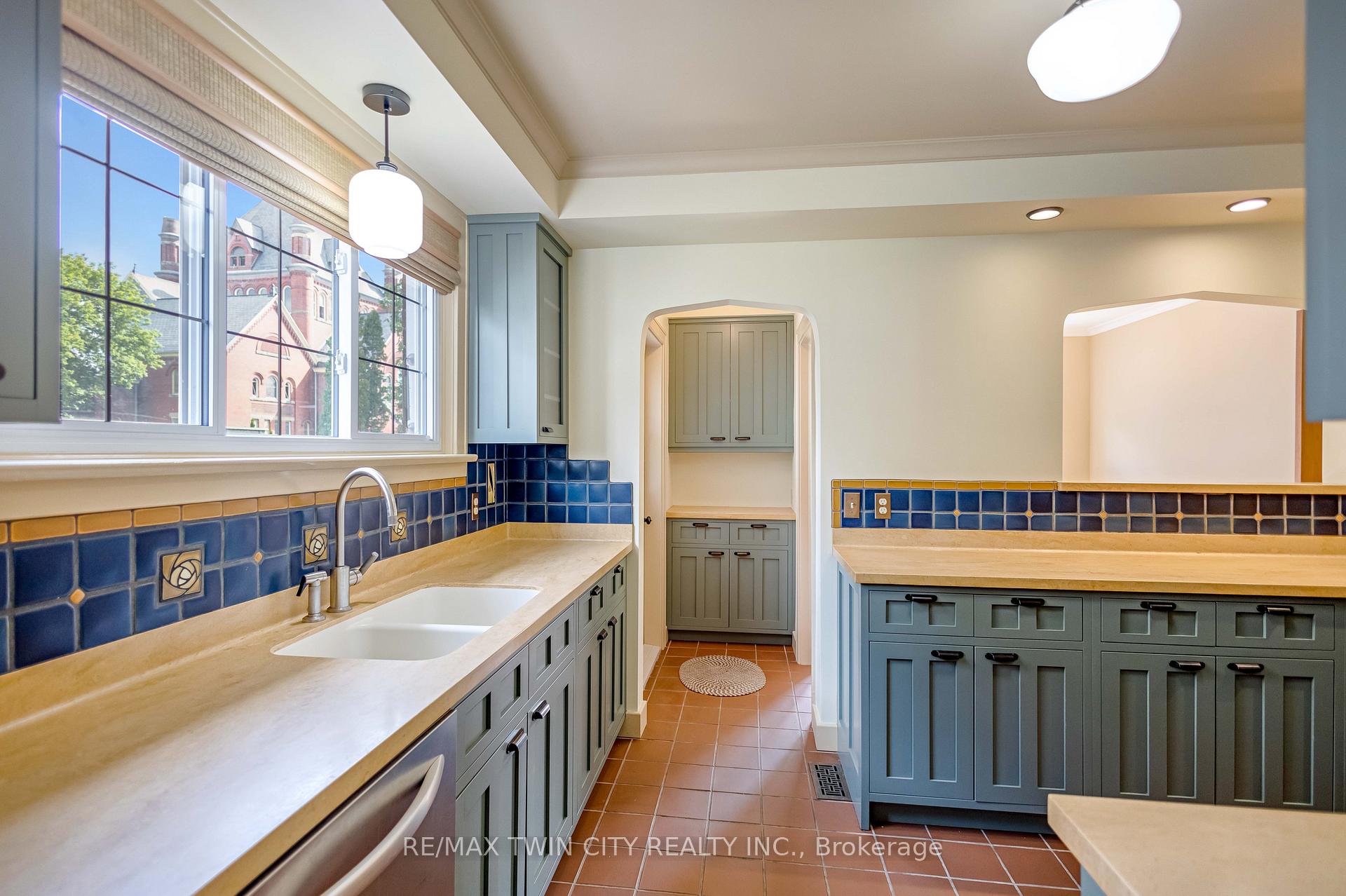 Photo 14 of 25 Broadway Street E, Brant, Paris — HOMEH