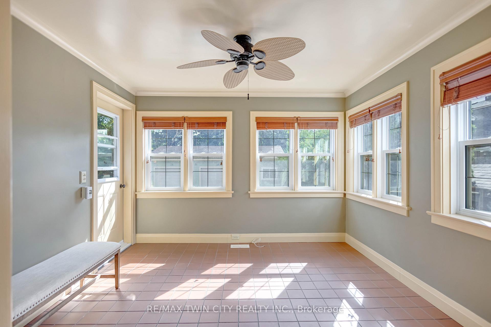 Photo 18 of 25 Broadway Street E, Brant, Paris — HOMEH