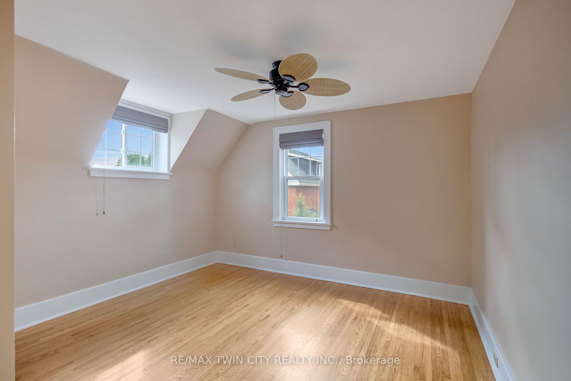 Photo 9 of 25 Broadway Street E, Brant, Paris — HOMEH