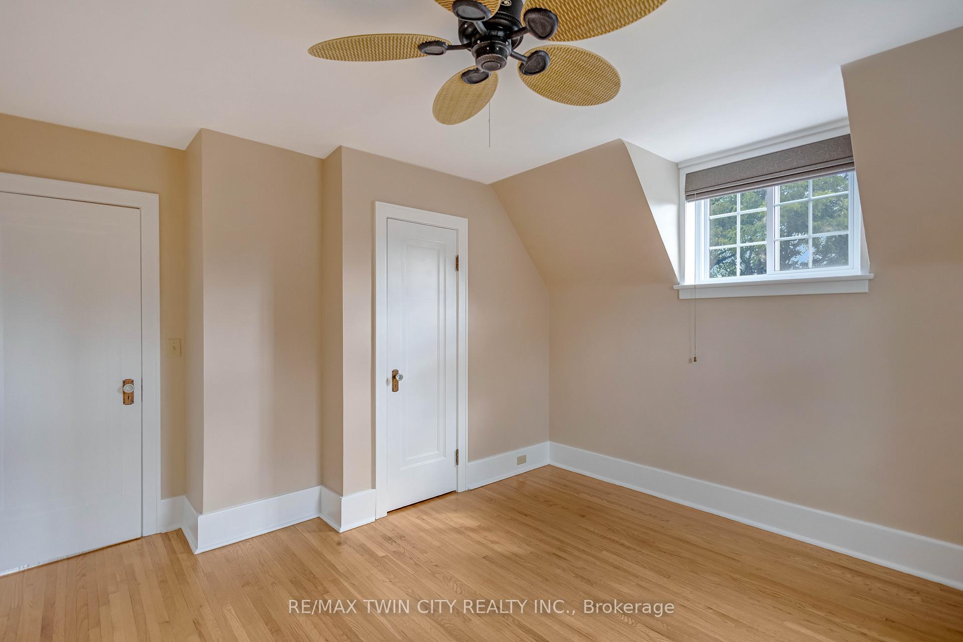 Photo 6 of 25 Broadway Street E, Brant, Paris — HOMEH