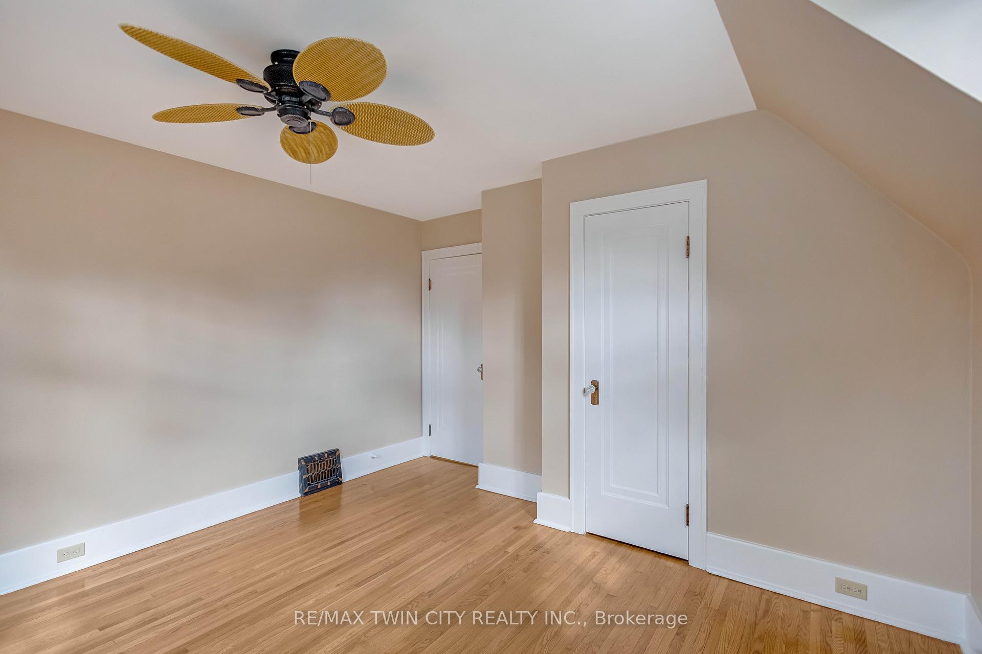 Photo 10 of 25 Broadway Street E, Brant, Paris — HOMEH