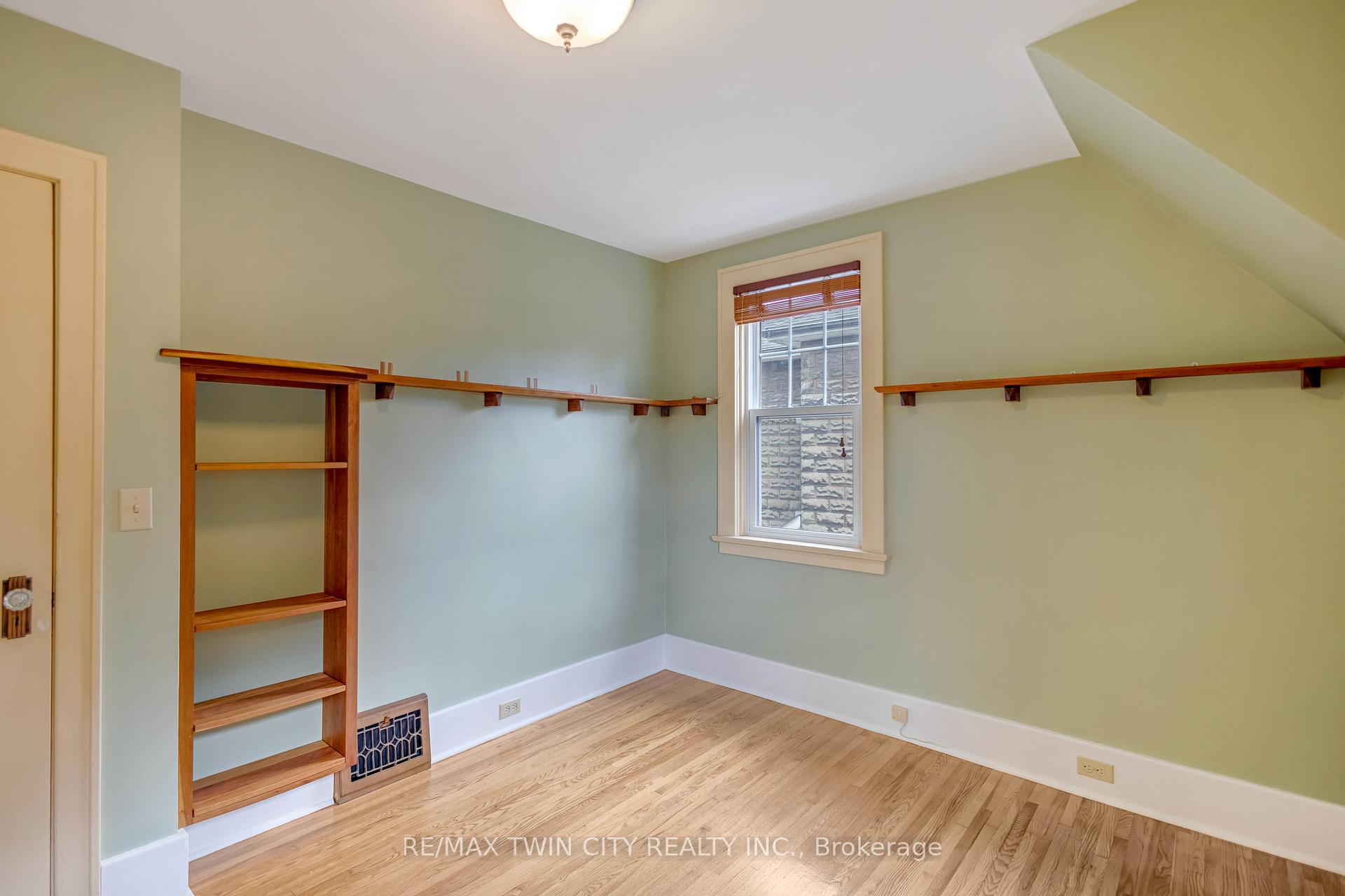 Photo 17 of 25 Broadway Street E, Brant, Paris — HOMEH