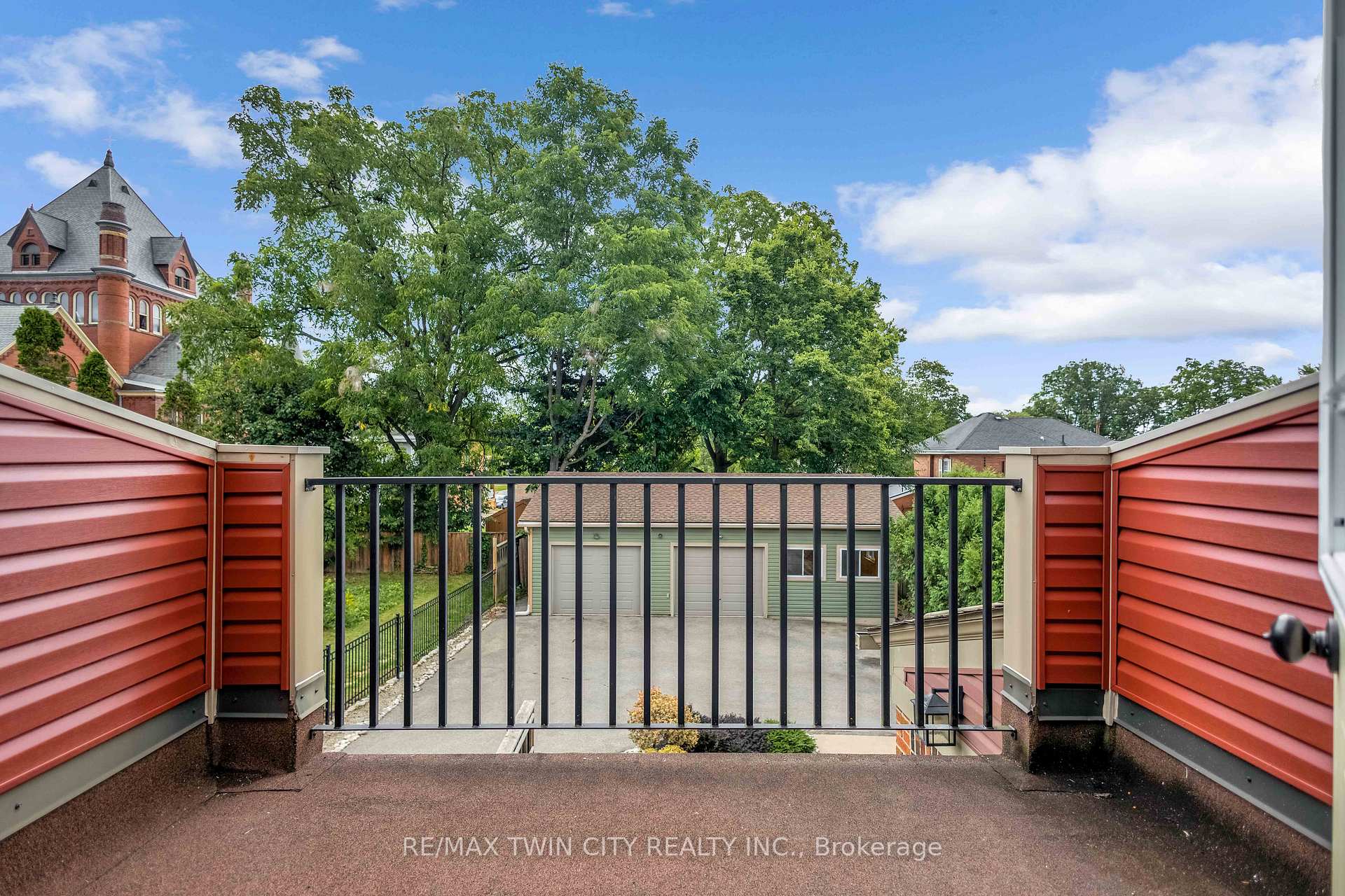Photo 21 of 25 Broadway Street E, Brant, Paris — HOMEH